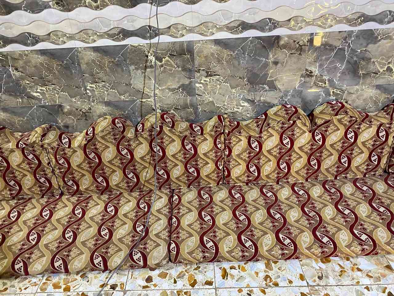 جلسه عربيه للبيع تتكون من سبع جلسات مع سبع تجوات بعده جديد الشراي يجي ويشوف نضافتهن السعر 250 الف المكان النجف البراكيه رقم الموبايل ***********
