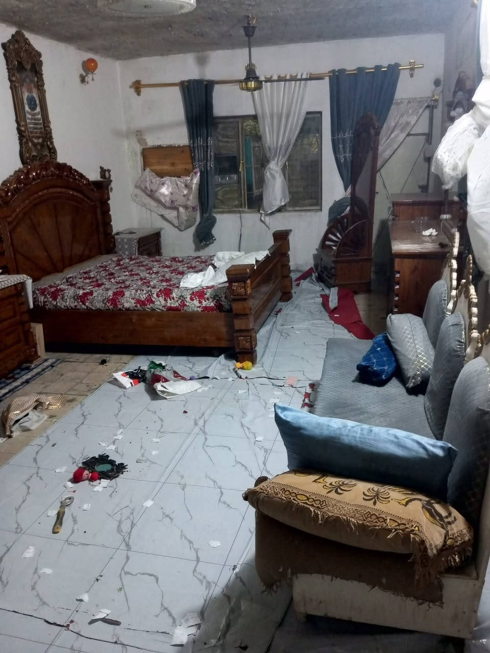 غرفة نوم للبيع مستعجل
جربابة 
كومدي 2
ميز تواليت خمس جرارات
زاوية
كنتور 
بسعر 350
تلفزيون هدية

***********

***********
