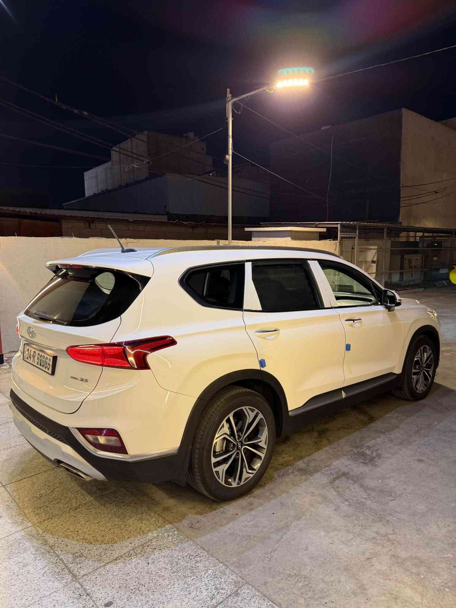 سلام عليكم هونداي سنتافي مديل 2019 خليجي بيه جاملغ الامامي الايمن صبغ بدون ضربه بدون دواخل وبيه تكشير بسيط وسويته على كده الباقي كفاله مكينه وكير وحداديه وتبريد مكفولات مكنيه وكير بلاد على وضع الشركه مكينه 6 سلندر السياره ماشيه 92 الف السياره فول موصفات 1/1 ماعده البانوراما السياره جاهزه مابيه اي نقص السياره رقم بصره الجديد سنويه جديده هزه جديده شرط التحول 
مكاني بصره📍
السعر 188$
الاستفسار *********** البصرة, العراق
