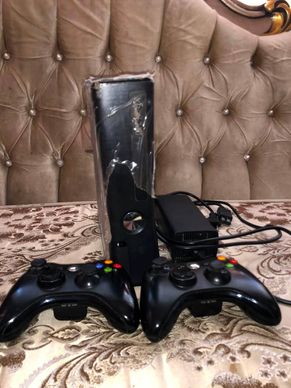 Xbox360 مستعمل نضيف كلش متروس العاب 70 لعبة وكلهن قويات gta وفوزرا وكود بكل الاجزاء يدات ثنين وحدة لاسلكي ووحدة واير كامل الملحاقات السعر 110 وبي مجال بسيط متوفر توصيل لكل العراق ومكاني ديالى بعقوبة 
للتواصل واتساب *********** او راسلني ع ماسنجر
