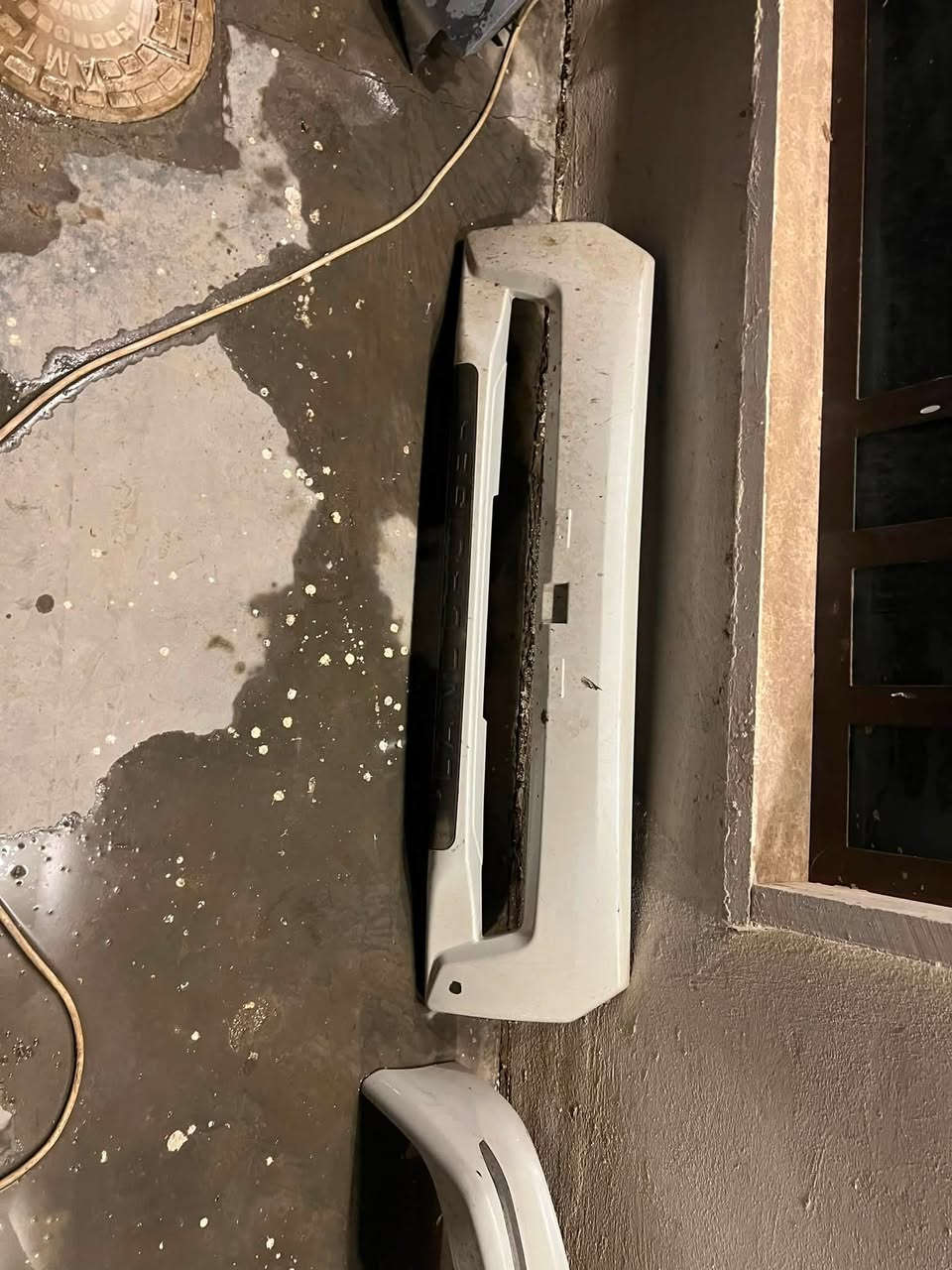 سلام عليكم غراض مال لاندكروز و لكزز قيم وخذ من عده شباك مال لكزز هاذا رقم صاحب لغراض ***********
