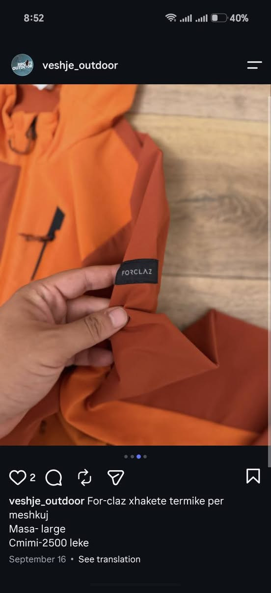 الماركة هي Quechua (كوتشوا)، وهي علامة تجارية فرنسية معروفة تابعة لشركة "ديكاثلون" (Decathlon)، وتتخصص في ملابس ومعدات الأنشطة الخارجية
هذه السترة مخصصة للمشي لمسافات طويلة (Hiking) والرحلات. تتميز بوزنها الخفيف جداً، وتصميمها العملي الذي يوفر حماية من الرياح مع السماح بتهوية الجسم أثناء المجهود البدني، إضافة إلى متانة السحابات والجيوب العملية

قياس L
السعر ٢٠ ويه التوصيل

نص مكتوب في الصور:
- veshje_outdoor For-claz xhakete termike per meshkuj
- Masa- large
- Cmimi-2500 leke
- veshje_outdoor For-claz xhakete termike per meshkuj Masa- large Cmimi-2500 leke