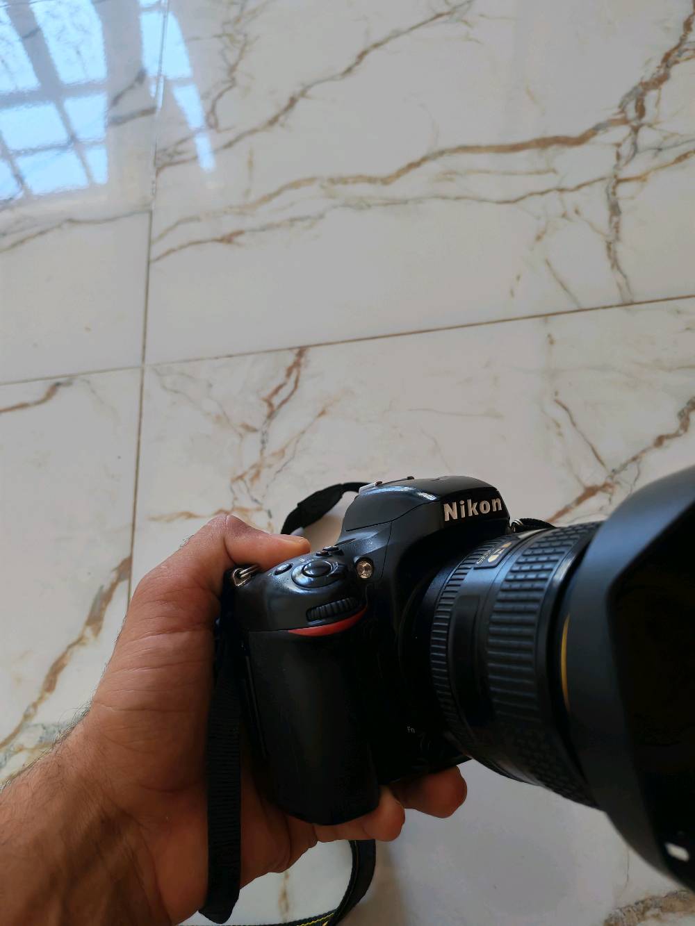 كامرة نيكون لعشاق المصورين نيكون d610فول فريم 
مع عدسه 24-120vr.fxفتحه عدسه 4 فول فريم دبل سبيلازر 
مع كامل الملحقات /جنطه+ حماله كتف+رام+ناقل صور 
المكان الانبار