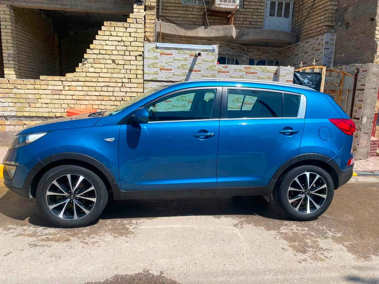 السلام عليكم مكلف بالنشر
🚗 كيا سبورتج 2015 خليجي للبيع 🚗
المواصفات:
 النوع: كيا سبورتج (Kia Sportage)
 الموديل: 2015
 المواصفات: خليجية
 اللون: أزرق ميتاليك مميز
 الرقم: أربيل
 الداخلية: دواخل جلد بلونين (أزرق وأسود)، الغرفة حيل نظيفة وبحالة ممتازة
 الخارجية: ويل كب كروم رياضي، سكك سقف (Roof Rails)
الحالة العامة:
 محرك وكير وشاصي بشرط ونظيفة جاهزة
 للأمانة السيارة بيها بعض الشخوط واحتكاكات بسيطة بالكشر الخارجي اما السيارة بدون ضربة وموضحة كلها بالصور حتى تكون بالصورة
💵 السعر: 145 ورقة 
📞 للتواصل والاستفسار:
***********
