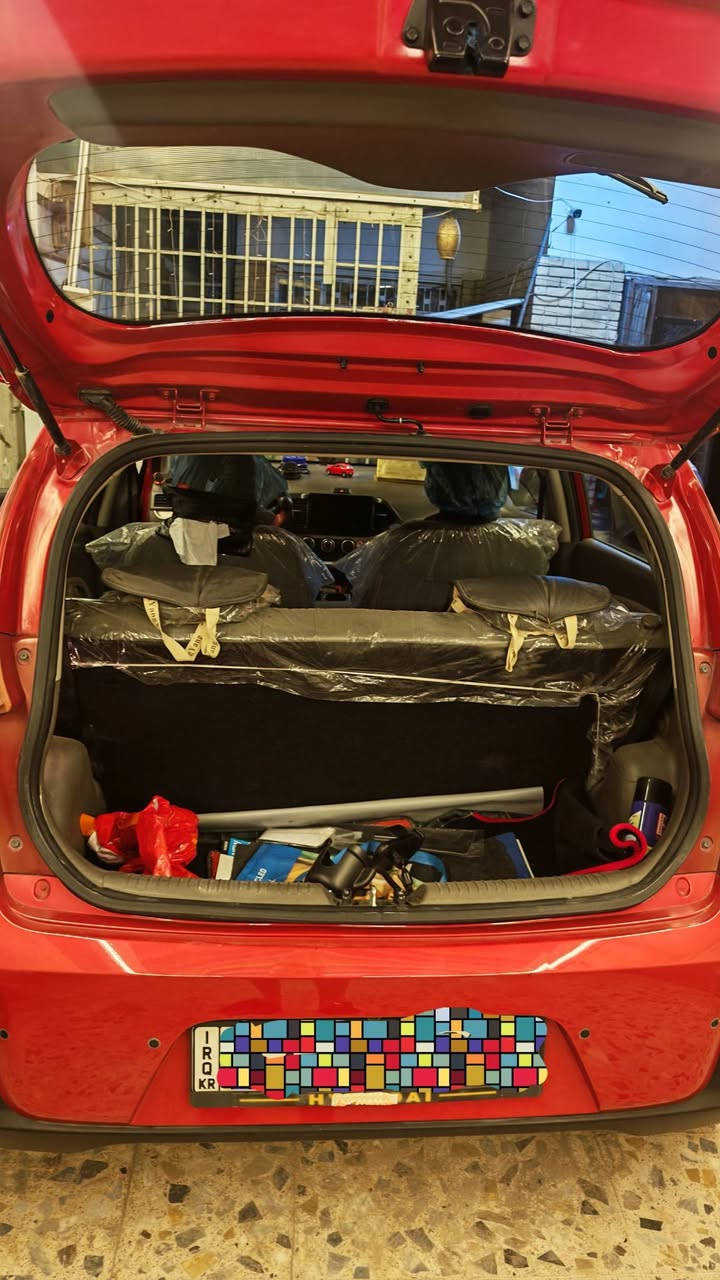 الموديل: كيا بيكانتو (KIA Picanto) - وارد كوري

سنة الصنع: 2016

اللون: أحمر مميز

سعة المحرك: 1200

ناقل الحركة (الجير): أوتوماتيك 4 سرعات

العداد (المسافة المقطوعة): 26000 كم فقط اشتريتها قبل 3 سنوات ماشية 23000 كم 

نظام الدفع: أمامي (FWD)

الشاشة والنظام الصوتي: شاشة لمس أندرويد حديثة متكاملة (تدعم بلوتوث، خرائط Navigation، وتشغيل مقاطع الصوت والفيديو)

المساعدة في الركن: كاميرا خلفية + حساسات خلفية

التكييف والحرارة: تبريد شغال

الفرش والداخلية: المقاعد مغلفة ومحفوظة بالكامل، مقود بتغليف أنيق (أحمر وأسود)

الإضاءة: كشافات ضباب أمامية + إضاءة نهائية وخلفية ممتازة

العجلات: ويلات  (جنوط) قياس 14 إنش الأصلية

الأنظمة والأمان: 
وسائد هوائية (Airbags)
سنترلوك (قفل مركزي) مع نوافذ كهربائية + خلفي جوبي مو كهرباء 
ملاحظة : السيارة بيهه صبغ البنيد وجاملغ مال لون جارد وليس حادث 

سيارة جاهزة و نظيفة بنزين محسن و دهن بالموعد .
المكان : كرخ نفق الشرطة 
الرقم : ***********
          ***********
السعر 95 ورقة و بي مجال للشراي 
تحياتي
