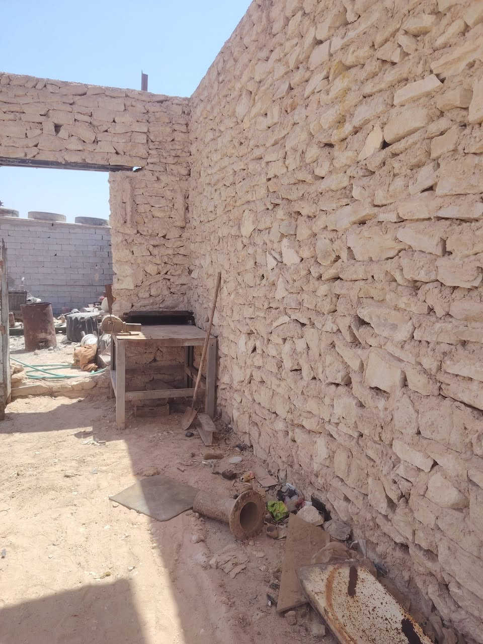 سلام عليكم محل للبيع بناء ٢٠٠ وراء ١٠٠ متر ترك عوزه سقف وباب تريده فارغ تريده هوه وغراظه يصلح لكلش محل جبير وخير من الله مكان نجف شارع العام مظلوم مساحته معه الوجهه ٩٠٠ متر الاستفسار ***********
