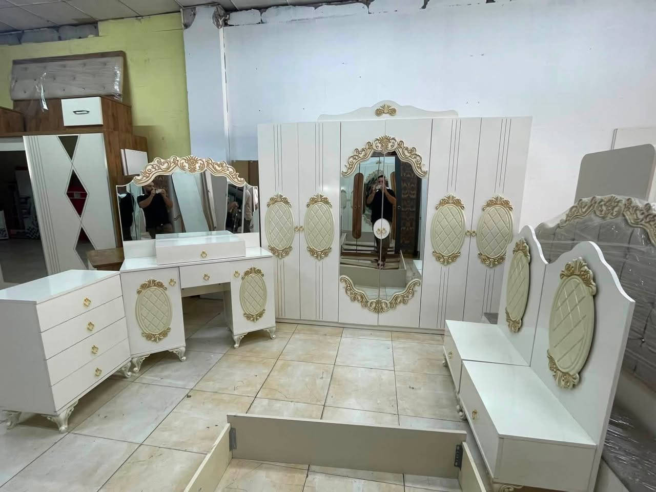 غرفه نوم ملكي 8 قطع نظافه ميه بل ميه السعر 750 الف مع شد والنقل وبيها مجال
***********
***********
