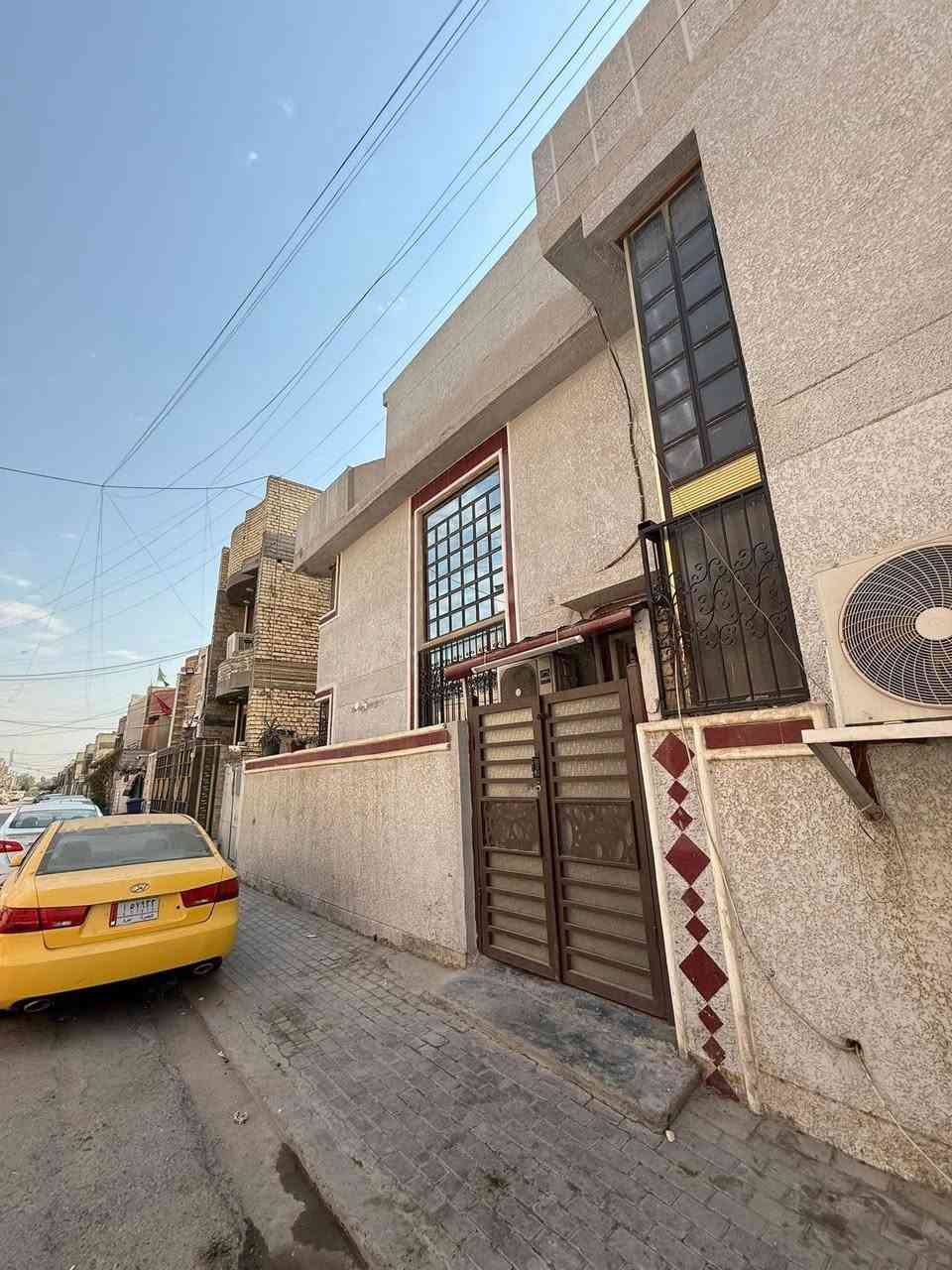 دار للبيع   بغداد الشعب حي البساتين شارع الشيخ منهل اول بيت بالفرع الفرع عريض اعرض فرع بالمنطقة فرع مخبز العسل قرب مطعم ابن تايه طابو زراعي اقرار محكمة
المساحة ١٥٠ متر 
الواجهة ١٥ نزال ١٠ 
ال١٥٠ متر كلها مستغلة بناء 
الطابق الاول 
استقبال
هول
 مطبخ 
حولي كبير 
غرفة نوم 
حمام
منور كبير
الطابق الثاني 
٣ غرف نوم 
وهول كبير 
حمام 
الطابق الثالث بيتونة كبيرة
البيت الطابق الاول مرمر
والطابق الثاني بورسلين 
السيراميك اسباني
البوب صاج اصلي
الشبابيك المنيوم 
للأستفسار *********** 
او على الخاص
