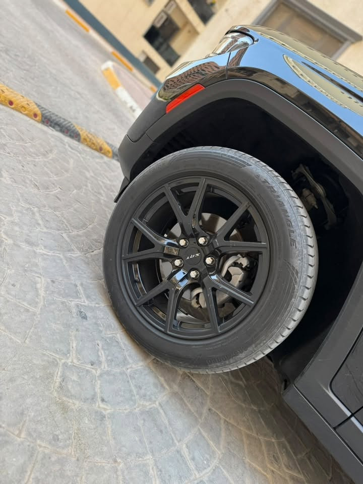 للبيع جيب كراندشيروكي 2023 بانزين6 سلندر سيارة تراي زيرووو  ب 280 ورقة
✅ اللون: أسود
✅ الحالة: حادث فقط جاملغ بدون صبغ مبدل نفس اللون مع العلم السيارة فقط جاملغ  بدون أي صبغ في هيكل السيارة، والسيارة بحالة ممتازة. دعاميات بلادية لايتات اصلية 
✅كير محرك كهربائيات كفالة 
✅ تحويل ثاني يوم 

أبرز المواصفات:
🔹 محرك 3.6لتر تنفس طبيعي قطرة دونز مابيها بقوة 293 حصان. 
🔹 ناقل حركة أوتوماتيكي 8 سرعات.
🔹 نظام دفع رباعي Quadra-Trac II.
🔹 إمكانية القيادة  لتوفير الوقود.
🔹 شاشة لمس تدعم Apple CarPlay وAndroid Auto لاسلكياً.
🔹 شاشة عدادات رقمية.
🔹 مقاعد جلد كهربائية مع تدفئة للمقاعد الأمامية.
🔹 مقود مدفأ متعدد الوظائف.
🔹 تشغيل بصمة (Keyless Entry & Push Start).
🔹 كاميرا خلفية مع حساسات أمامية وخلفية.
🔹 مثبت سرعة ذكي مع أنظمة أمان متقدمة.
🔹 نظام المحافظة على المسار، والتحذير من الاصطدام، ومراقبة النقطة العمياء.
🔹 مكيف أوتوماتيكي ثنائي المناطق.
🔹 مصابيح LED أمامية وخلفية.
🚗 سيارة تجمع بين الفخامة، الأداء القوي، والاقتصاد في استهلاك الوقود، ومناسبة للاستخدام اليومي والسفر.
📍 الموقع: بغداد المنصور 

📞 للاستفسار والتواصل ***********

للجادين فقط.
