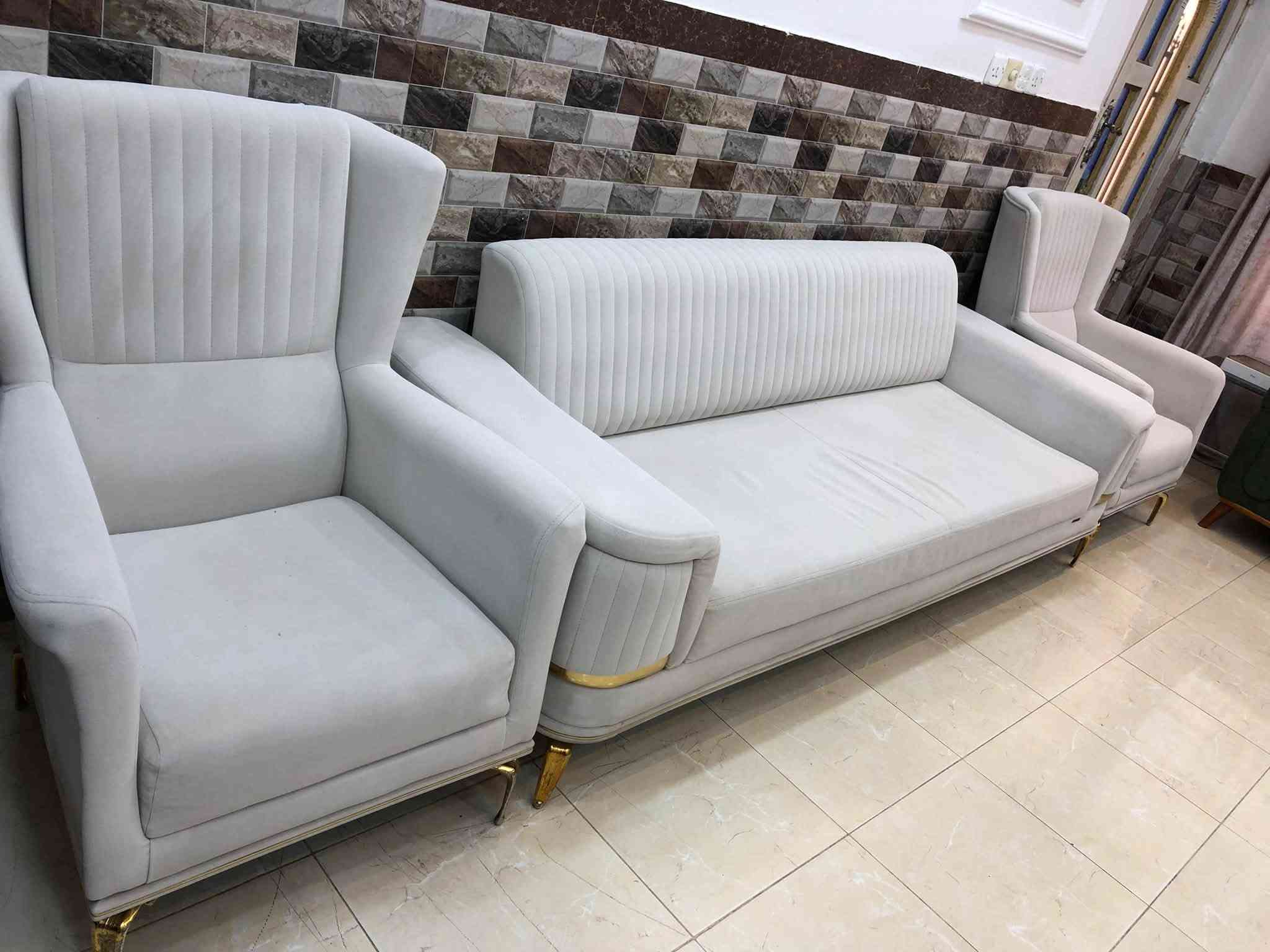 السلام عليكم طخم مودرن تركي للبيع السعر 550 العماره حي لحسين الجديد لتواصل والستفسار الرقم ***********
