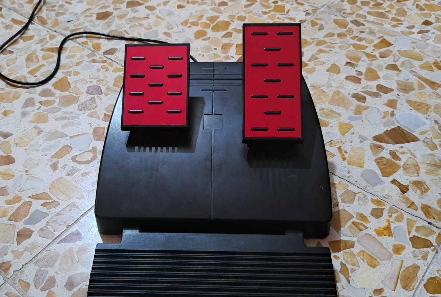 السلام عليكم 

دركسون ألعاب لامبوركيني الأصلي 
الدركسون نضيف وبعدة بالباكيت 
يشتغل على الـ PC يشتغل على البلايستيشن 4 و 5 (PS4 / PS5)
مواصفاته باختصار:تصميم رياضي مرخص من شركة لامبوركيني.
زاوية دوران 270 درجة سريعة بالاستجابة
.بيه ميزة الاهتزاز يعني تفاعلي 
.يجي وياه الدواسات مالته (بنزين وبريك) كاملة.بيه مبدلات سرعة شفتات بدال كير خارجي
 المكاني نجف 
السعر 65 الف وبي مجال كلش قليل 
تواصل 
***********

