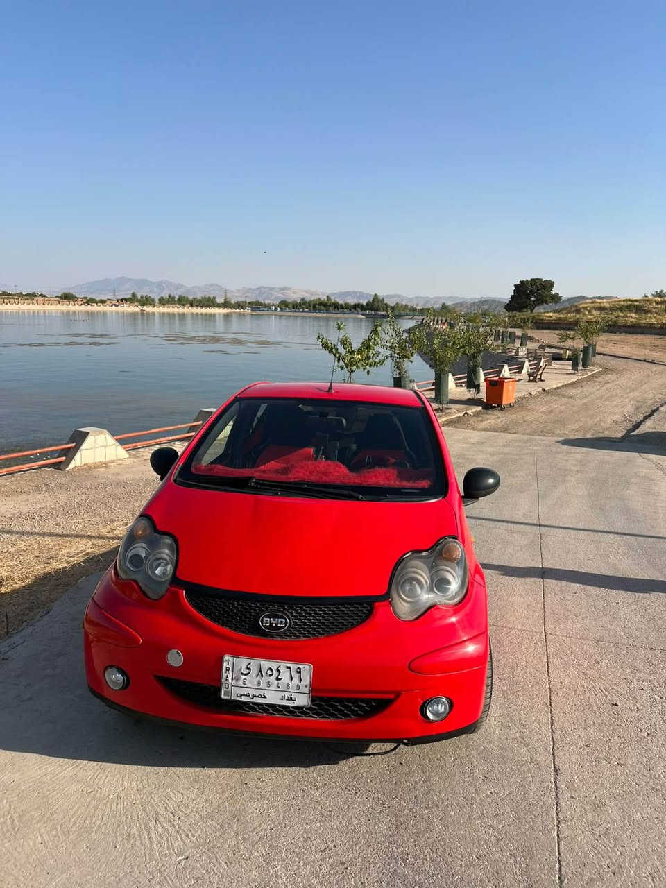 BYD 2013 سەیارەێکی زۆر جوان و خاوێن 
چوار تایەی تازەی بۆ بەستراوە 
سەیارەکە بەس لە سەیاقێکی کەمە 
تندوتۆل بێمەسروف
سەنەوی ئەسلی لەگەلە بەشەرت 
براوەو موسی بەشەرت
هەموو گیانی بەشەرت کارەبای بەشەرت 
سەقفی وەک شوشەوایە
ماشاللە ساردوشوختی نیە 
 ڕەقەمو سەنەوی ئەسلی ئەوەلایت 
*********** واتسئەپی لەسەرە Singapore
