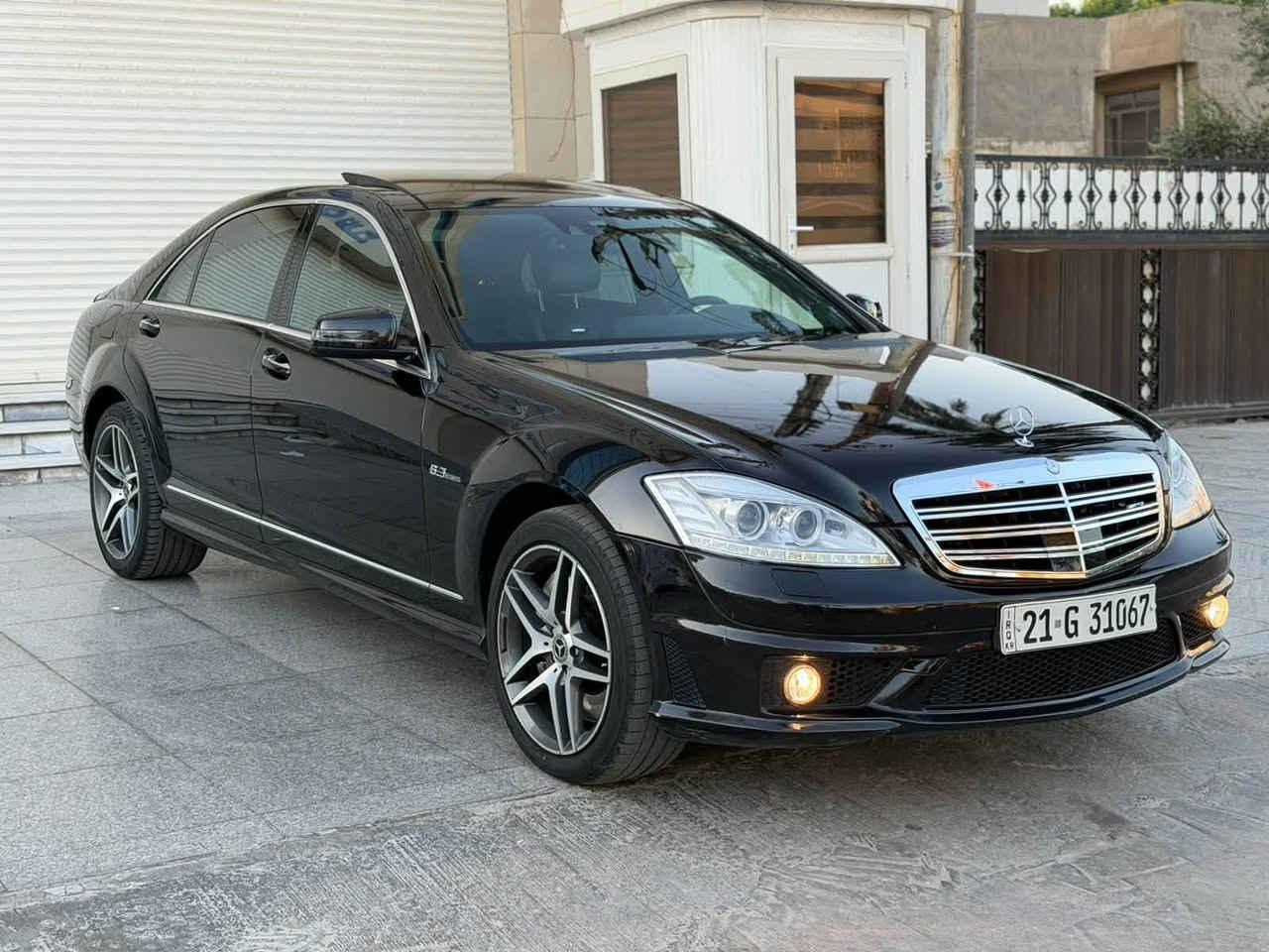 السلام عليكم مرسيدس S63 AMG بلاد للبيع السياره جاهز كالفه من الضربه والصبغ ماشيه 95 الف حلوه جديده ونضيف فووول مواصفات معروفة موصفاتها مكان السياره بغداد السعر بلاش جوه السوك للاستفسار ***********
