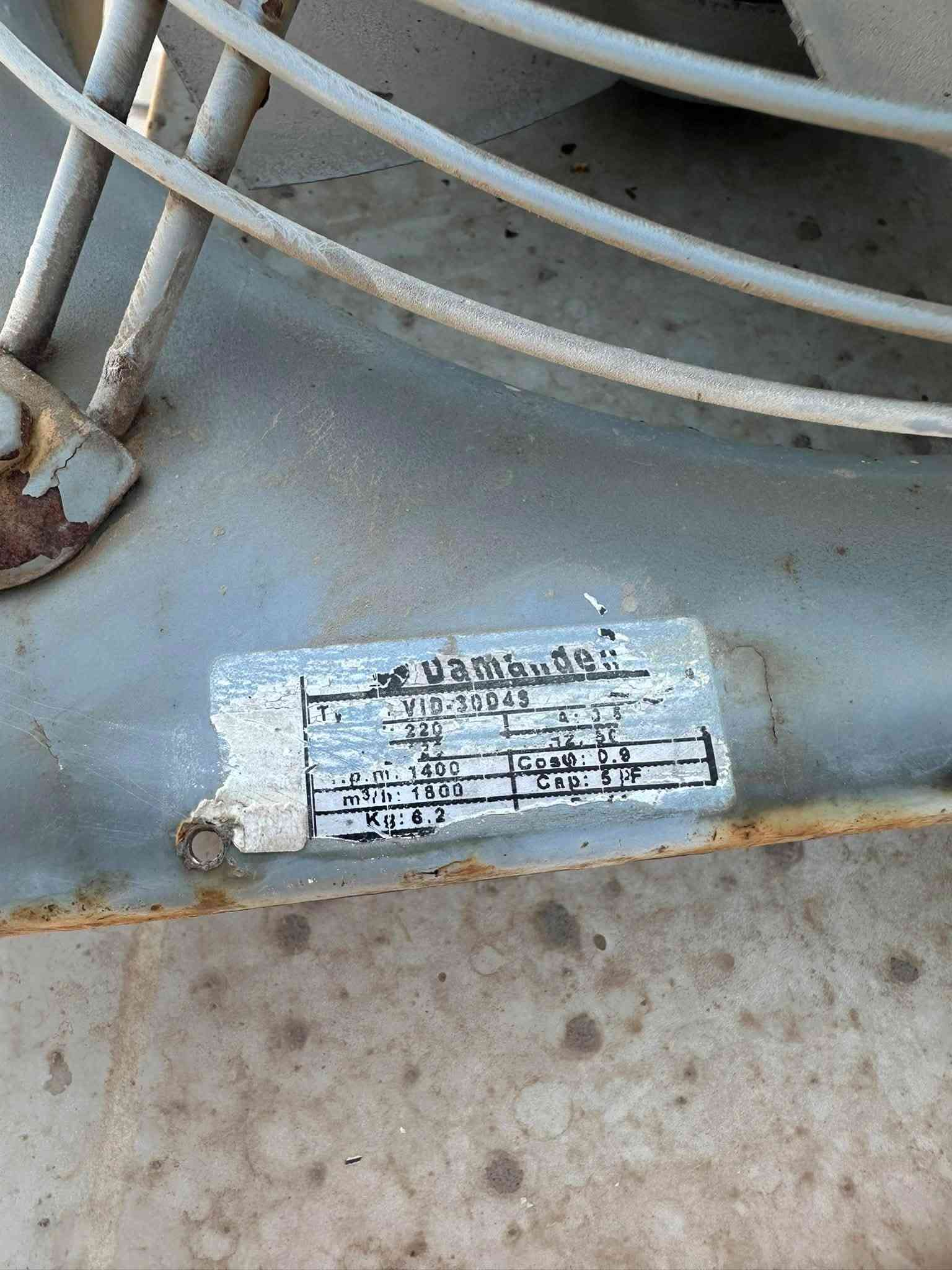 ساحبة هواء صناعيه ايرانية 40*40صغيرة للبيع السعر 50 الف دينار r.p.m 1400.   220V 1800m^3 مكاني بغداد الكرخ حي العدل هاتف ***********
