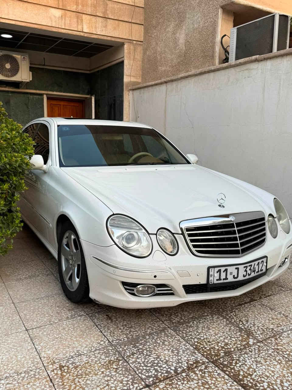 للبيع أو المراوس حسب القناعة
مرسيدس W211 E350
موديل 2007 — رقم بغداد أصولي
وارد أمريكي — السونار موجود بالصور

المواصفات:
• فتحة سقف
• تدفئة كشنات
• بردة خلفية
• مثبت سرعة
• كراسي كهرباء مع 3 وضعيات خزن
• غرفة نظيفة جدًا، لا فطور ولا تكسير
• لايتات زينون أبيض
• ستيرن كهربائي وتحكمات كاملة

——————————————

السيارة مصروفة ومهتم بيها:
• محرك وگير وكهربائيات مكفولات 100% وبضمانتي
• ويلات ألمانية أصلية قياس 16
• فيد بمب جديد وباتري
•صدر جديد
•تبريد قطعتين ثلج
• إدامة كاملة للنوزلات والبلكات والمجاول وغيرها
ما تحتاج أي مصرف

السعر: 160 ورقة وبيها مجال إن شاء الله

📍 بغداد — البنوك
📞 ***********
