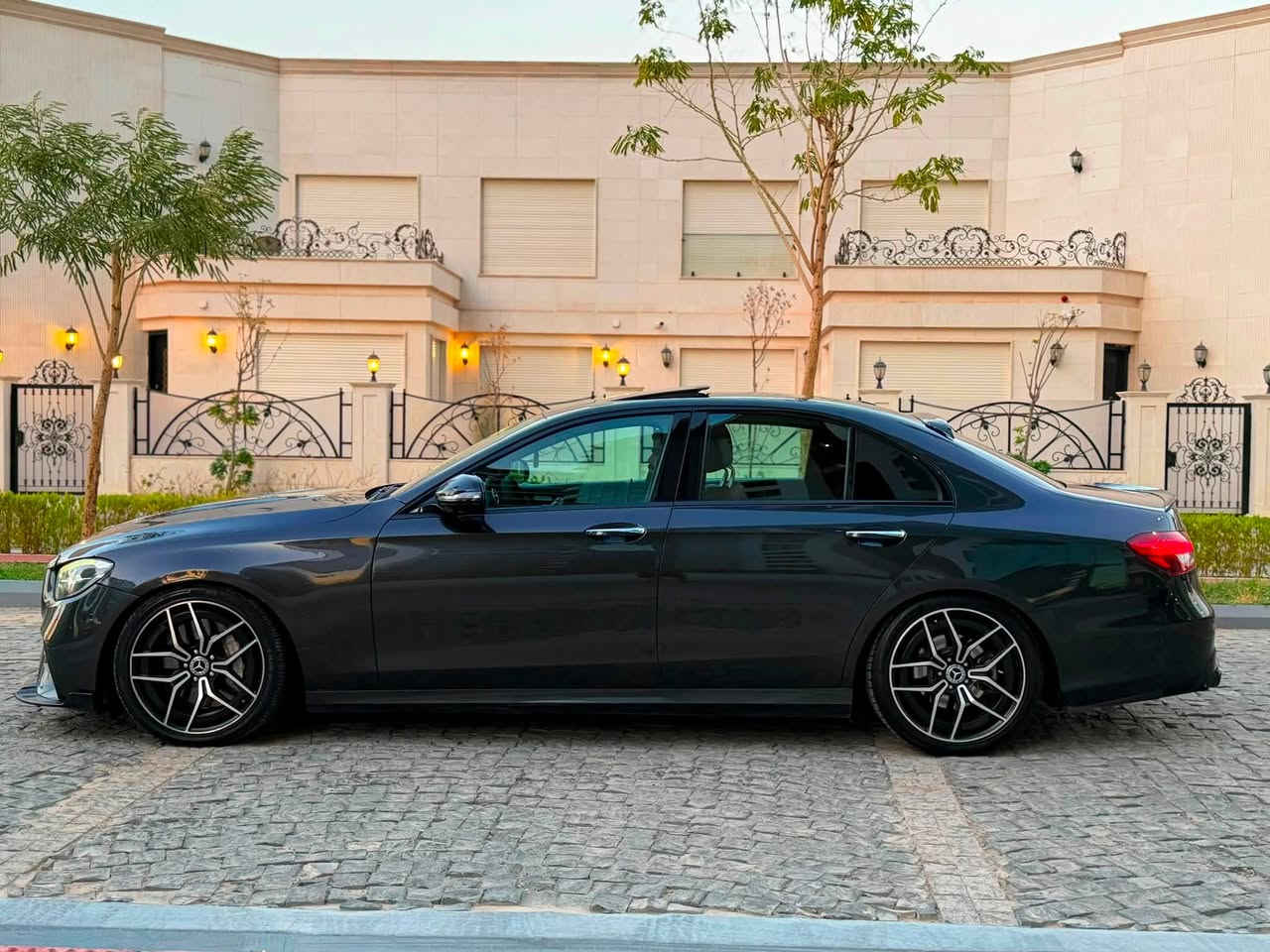 للبيع
Mercedes Benz E350 2022

الموصفات 

1. فتحه سقف 

2.  بصمات ابواب  

3. لايت متحرك 

4. كيج إلكتروني متغير 4 أشكال 

5. شاشه حجم الكبير  

6. رادارات امامي خلفي جوانب 

7. حساسات 360 درجه 

8. صندوق كهرباء 

9.اتو هولد

10. لد داخلي متغير 64 لون 

11. سماعات برو مستر 

12. كشنات تدفئه

13. ويل 19 AMG أصلي 

14. صفر مسج جديده جداً السياره ما بيها اي نقص

- مكان السياره بغداد  

- حادث جاملغ امامي بدون ايرباك 

***********- الاستفسار 

السعر $31.500 اوبيها مجال بالمعقول
