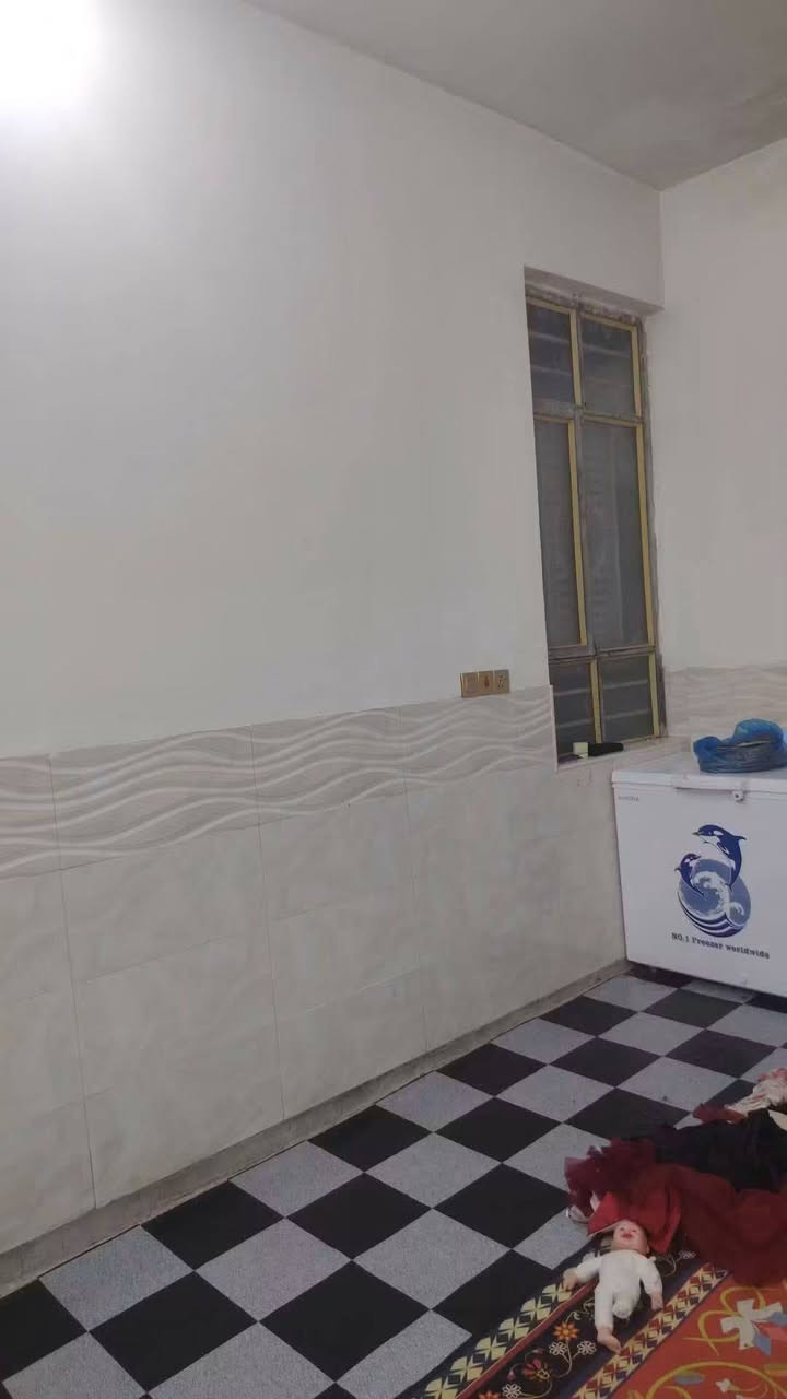 سلام عليكم عندي بيت للبيع بحي السلام بحي البساتين ١١٠ متر مربع ٧ متر وكسور الواجهة والنزال قريب ١٥ متر بيه غرفتين نوم وصالة واستقبال البيت بياض وسيراميك ناقصه كاشي وبعض النواقص التواصل خاص او واتس اب ***********
