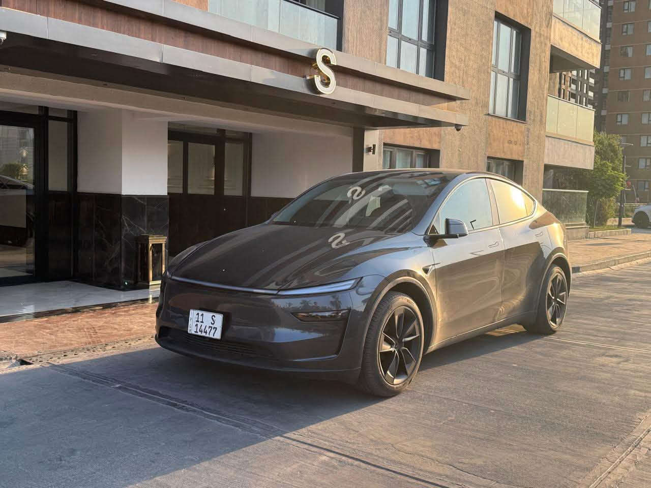 تسلا Y 2026 LONG RANGE Dual Motor
امريكيه ماشيه 14,000 ميل
بدون ايرباك حادث جداً بسييط 
صبغ فقط الجاملغ الايسر  
اون لاين السياره 
اناره داخليه 
شاشه خلفيه
كامله بدون اي نقص 
مع شاحن متنقل 16 اكبير 
35,500$
السعر 
***********
