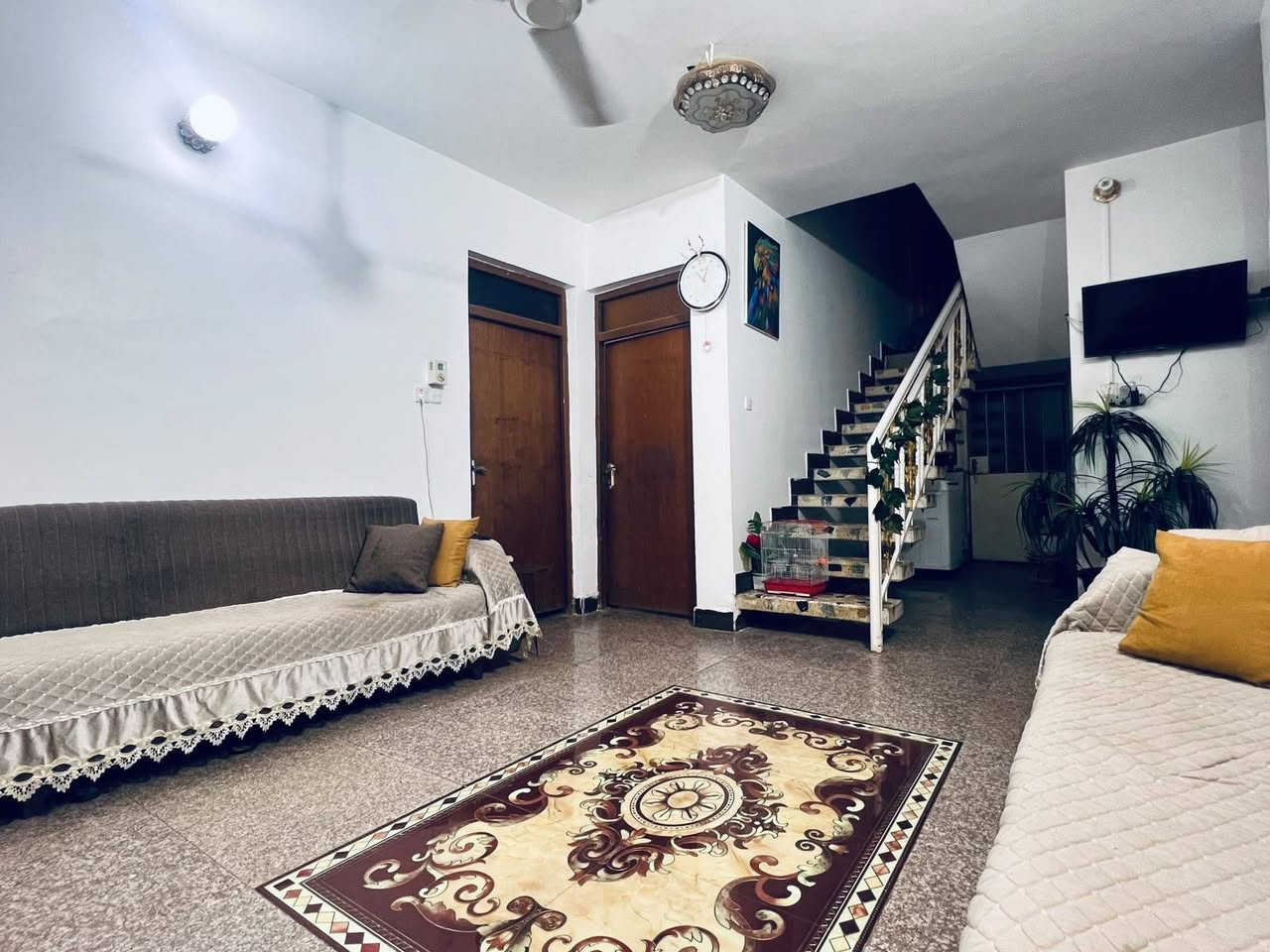 بيت للبيع طابو صرف 200 متر منطقه كامله الخدمات تبليط ومجاري يحتوي على
غرفه نوم 4*4
غرفه نوم 4*5
استقبال 5*7
صاله
مطبخ مع ملحق مخزن
مجموعه صحيات داخليه وخارجيه
الجته شارع تاج الياسمين 
للاستفسار على الرقم ***********
