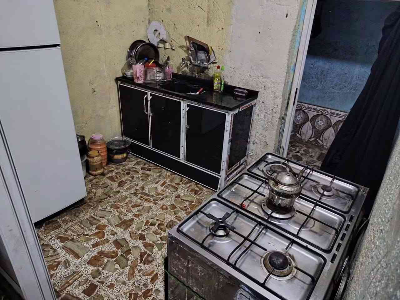 ٦٠م حي الوفاء قرب البازخانه غرفتين نوم وصالتين ومطبخ وحمام. دولار ***********
