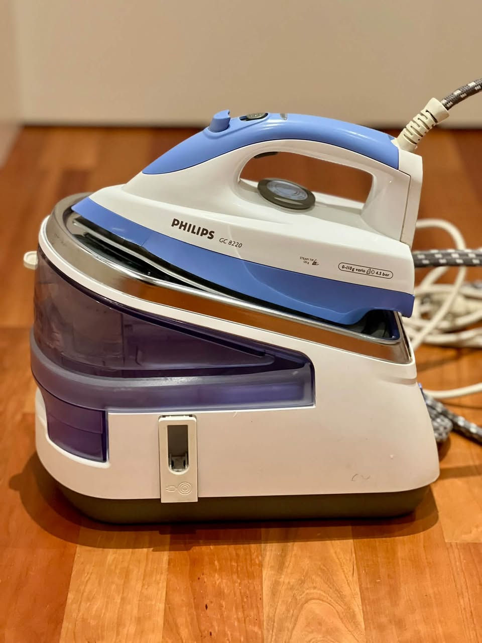 مكوى بخار فيليبس Philips احترافي للبيع
السلام عليكم 
للي يدور على مكوى بخار قوية واحترافية وتوفر عليه الوقت والجهد!

✨ المواصفات والمميزات:

الماركة: Philips
ضغط البخار: قوي جداً ويوصل إلى 4.5 بار، يساعد على إزالة حتى أصعب الكسرات بسرعة.
بخار مستمر: من 0 إلى 110 غرام بالدقيقة، وياها دفعة بخار قوية للكسرات الصعبة.
خزان ماي كبير: يكفي لكوي كمية كبيرة من الملابس بدون الحاجة للتعبئة كل شوية.
كوي عمودي: تكدر تستخدمها للستائر، البدلات، الفساتين والملابس وهي معلّقة.
مناسبة للاستخدام المنزلي والتجاري 

الحالة: نظيفة جداً، شغالة وتقريبا مثل الجديدة.

السعر: 70 ألف دينار 
اكو توصيل ب 5 الف دينار 

مكاني بغداد الرصافة 

للاستفسار ***********
