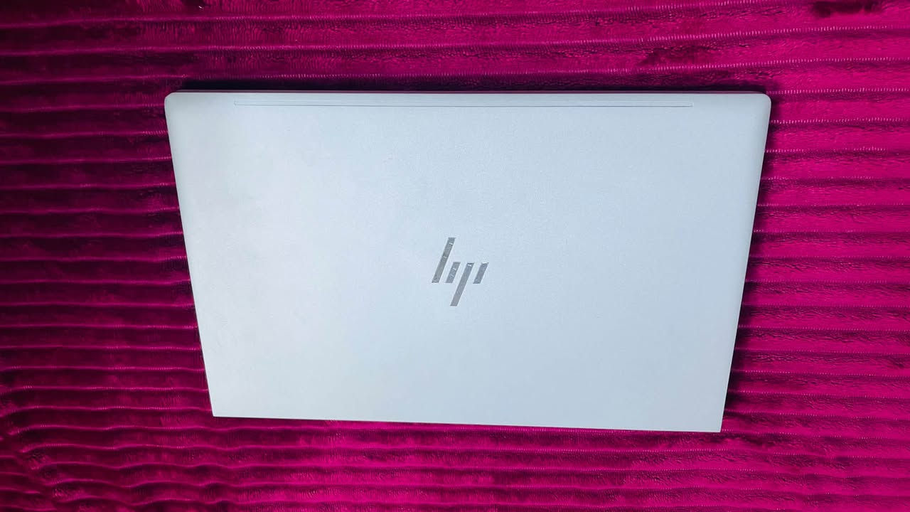 💻 للبيع HP EliteBook 650 G9 — شاشة 15.6 إنچ

جهاز أنيق وعملي، مناسب للعمل والدراسة والتصفح وبرامج الأوفيس والتصميم والاستخدام اليومي.

🔹 الموديل: HP EliteBook 650 G9
🔹 الشاشة: 15.6 إنچ
🔹 المعالج: Intel Core i5-1245U
🔹 الجيل: الجيل 12
🔹 الرام: 16GB RAM
🔹 النظام:  11 Windows
🔹 الفئة: EliteBook — فئة الأعمال من HP

✅ أداء سريع ومستقر
✅ مناسب للأعمال المكتبية والدراسة
✅ مناسب للتصفح وبرامج Office
✅ يشغل Photoshop وبرامج التصميم الخفيفة إلى المتوسطة
✅ شاشة كبيرة ومريحة للاستخدام
✅ جهاز عملي وأنيق

📦 حالة الجهاز: [جيدة جداً]
💾 التخزين SSD: [512GB]
🎮 كرت الشاشة: [Intel UHD Graphic]
🔌 الشاحن: متوفر
💼 جنطة :هدية
  🎁 بالاضافة الى ماوس: هدية 
💰 السعر: [520،000] الف
📍 المكان: [بغداد البلديات]
☎️: ***********
