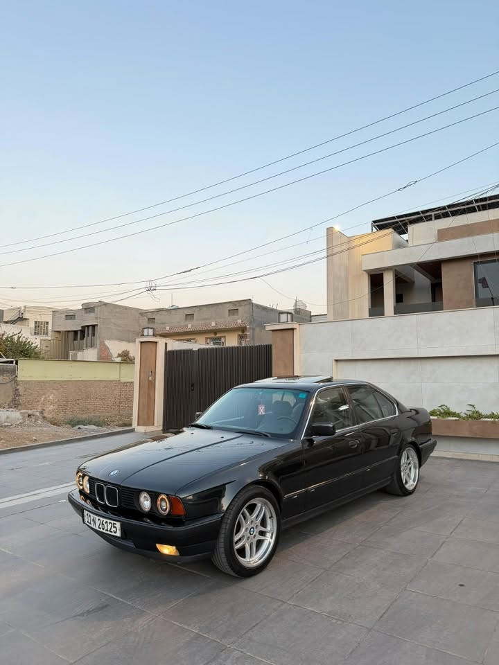 بي ام دبليو
موديل 1991 
للبيع 535 
عليها مكينه وكير صقر دبل فانوص مسكر 
السياره فول 
جاهزه اي نقص مابيها 
ويل جديد وتخم تاير جديد 
منضومة تبريد جديده 
السعر 64 وبيها مجال بصيط 
عنون السياره بغداد السيدية 
***********
