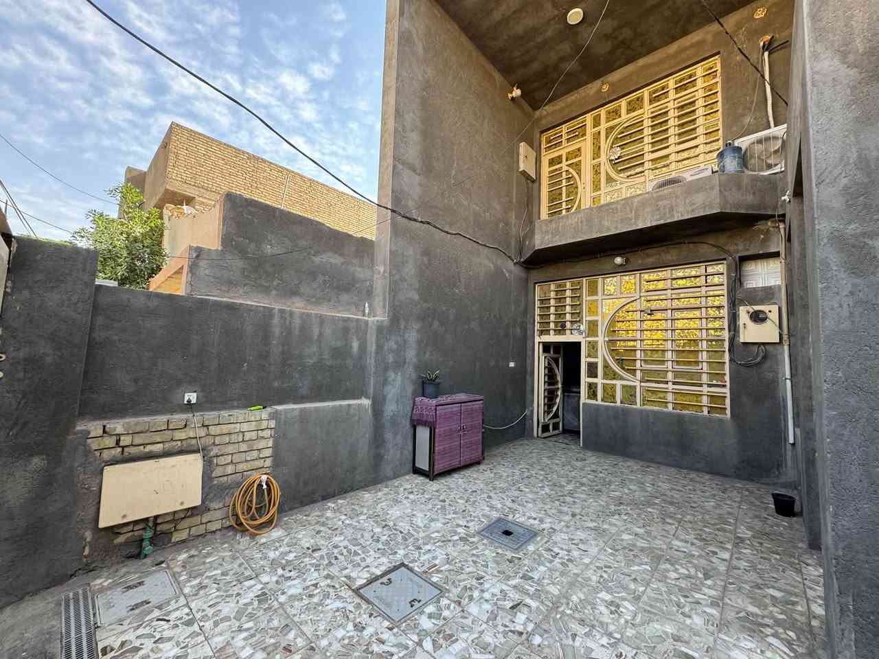 بيت للبيع في الحولي عمود رقم 1 خلف ملعب النجف الدولي خلف شارع 30 المساحه 200 متر طابقين بناء جديد طابو صرف
يحتوي الطابق الاول على طارمه كبيره وتخاريج داخليه وخارجيه 
استقبال 7*4 فوقها غرفه 
مطبخ 5*4 فوقها غرفه
صاله 8*4
وغرفه 5 ونص* 4 ونص فوقها غرفه
وصحيات وثنين مكشوفات 
الطابق الثاني يحتوي على صاله و 3 غرف نوم وصحيات 
السعر 200 / مطلوب للمصرف 15 
للاستفسار الاتصال 
***********
