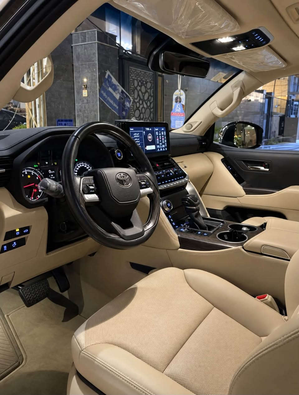 لاندكروز   VX  مديل 2022 الشكل الجديد 
فول مواصفات 
السيارة ماشيه 45 الف كم على وضع الزيرو 
رقم بغداد تحويل مباشر 
الباب الايمن بيها تعديل عل بارد والباقي مكفول
السياره فول
 4كامرات
رادار امامي خلفي
حساسات
5بصمات
وباقي المواصفات معروفه 
مكان السيارة بغداد 
السعر 63 الف وبيها مجال 
للاستفسار ***********
