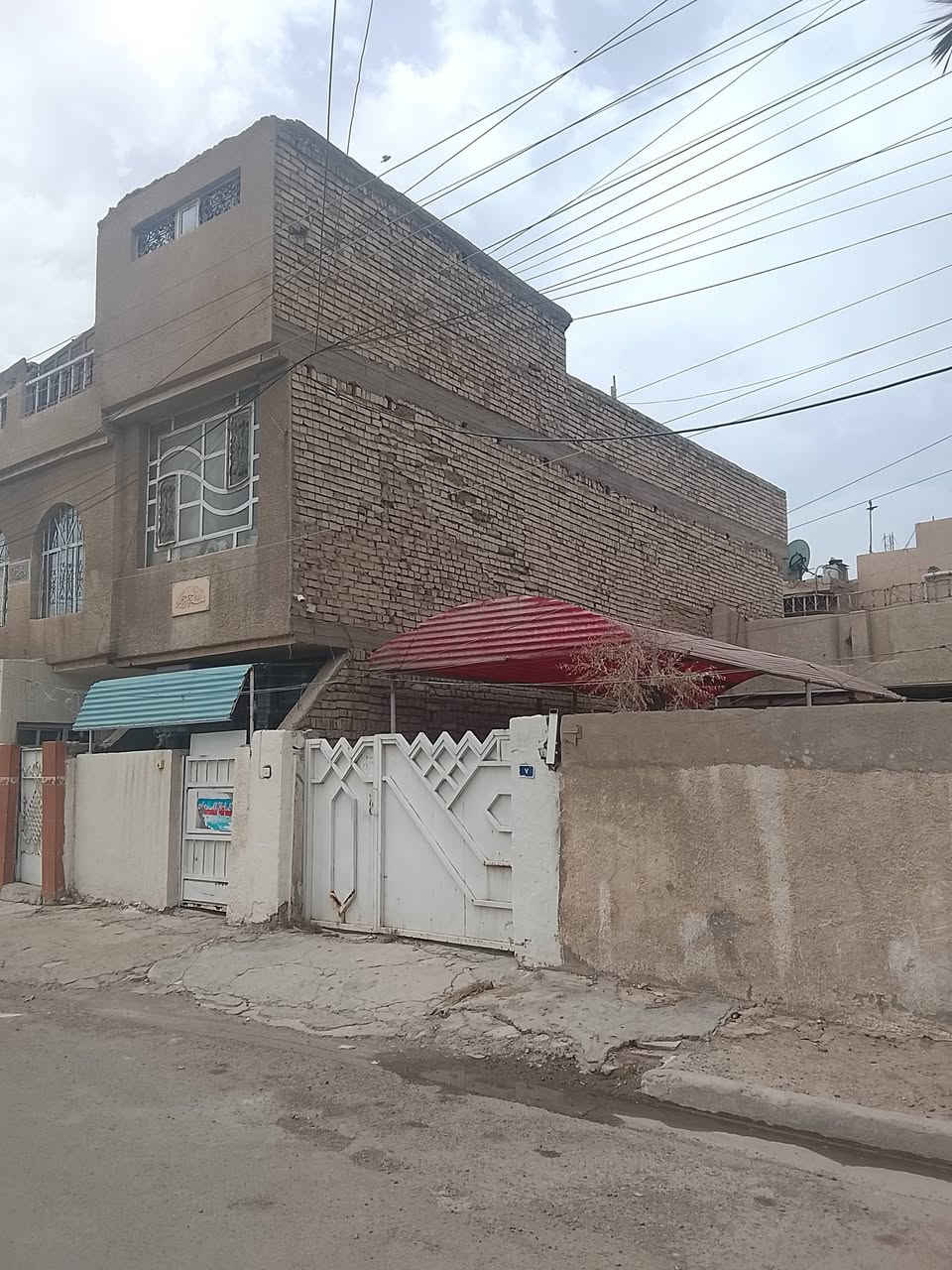 بيت طابو ملك صرف في حي المواصلات الثانية طابقين 4 غرف نوم وهول وحولي ومطبخ 2 سطح وبيتونة ومنور المساحة 100 متر واجهة 4 النزال 25 يحتاج قطع   استفسار واتساب ***********
