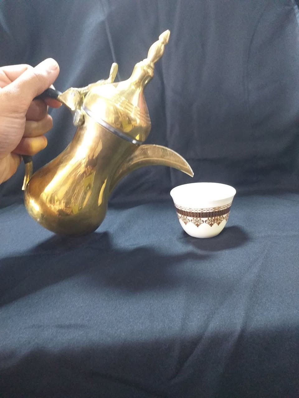 السلام عليكم
دلة نحاش العربي  سوريا أصلي 
سعر دلة  25ألف دينار
+هدية 🎁 فنجانين 
العنوان النهروان-على شارع العام-مجاور مطعم الديوان. 
محلات سيد سعد البخاتي الباله. 
رقم الهاتف: ***********
