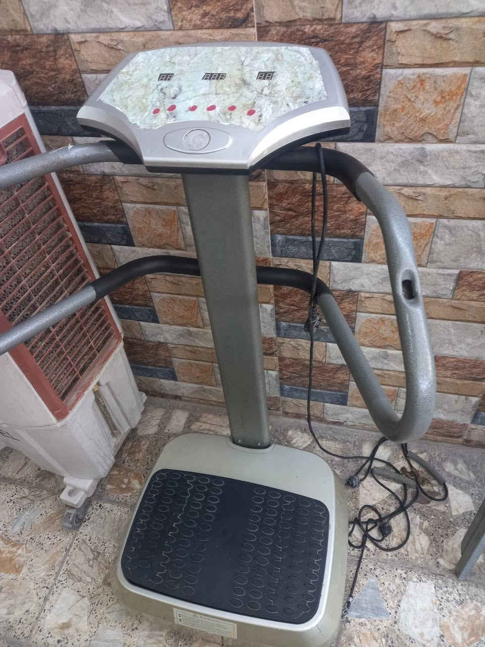جهاز هزاز تكسير شحوم تدليك الجسم شغال على فحص كامل مكان بغداد سعر 125 الف ***********
