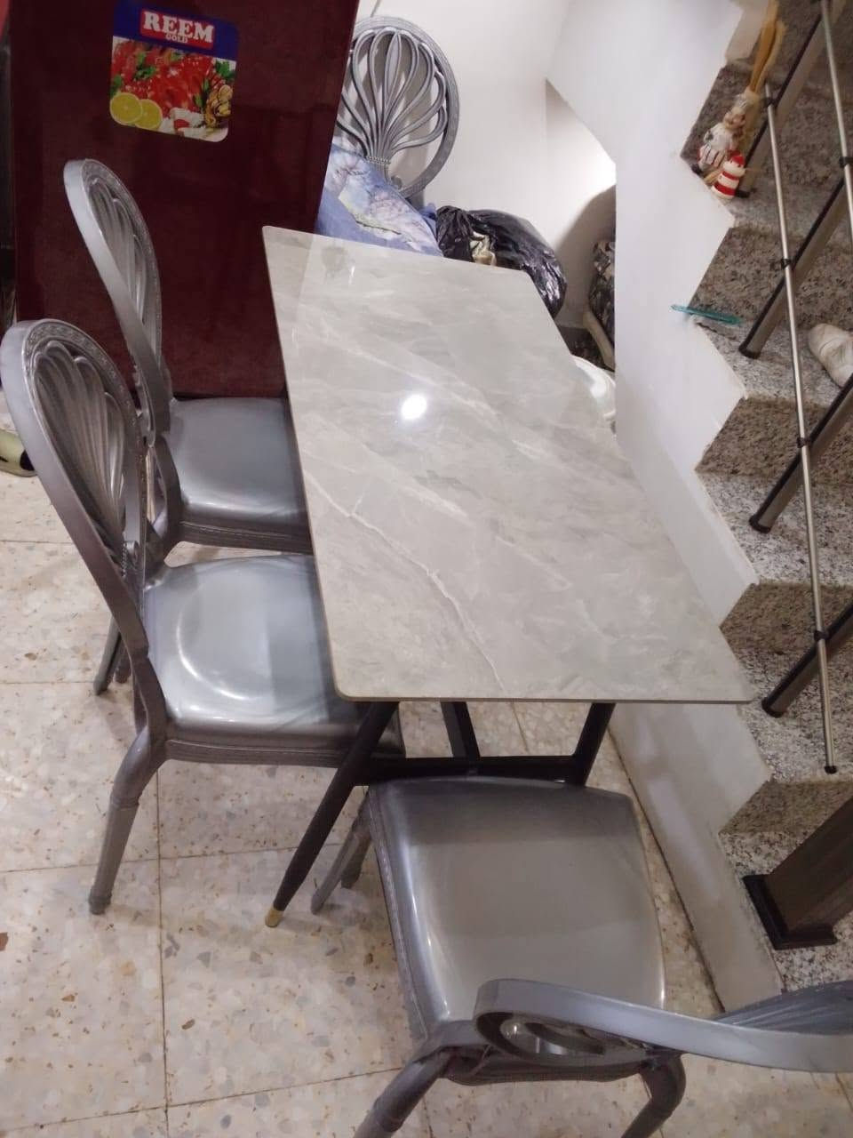 ميز طعام • ٥ كراسي • الحريه دباش