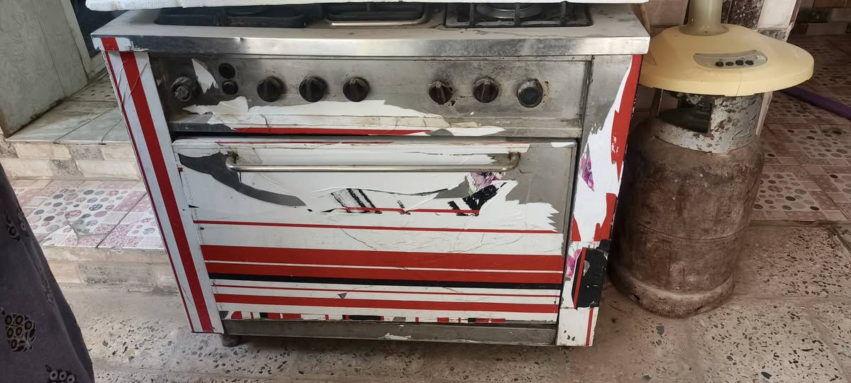 غراض بيت للبيع مكينه خياطه ياباني برذر 260الف والطباخ شغال كله 100والديوان نضيف 100والصوبات ياباني حديد عل نفط نضيفات كلش 100اثنينهن وهذا رقم /***********/
