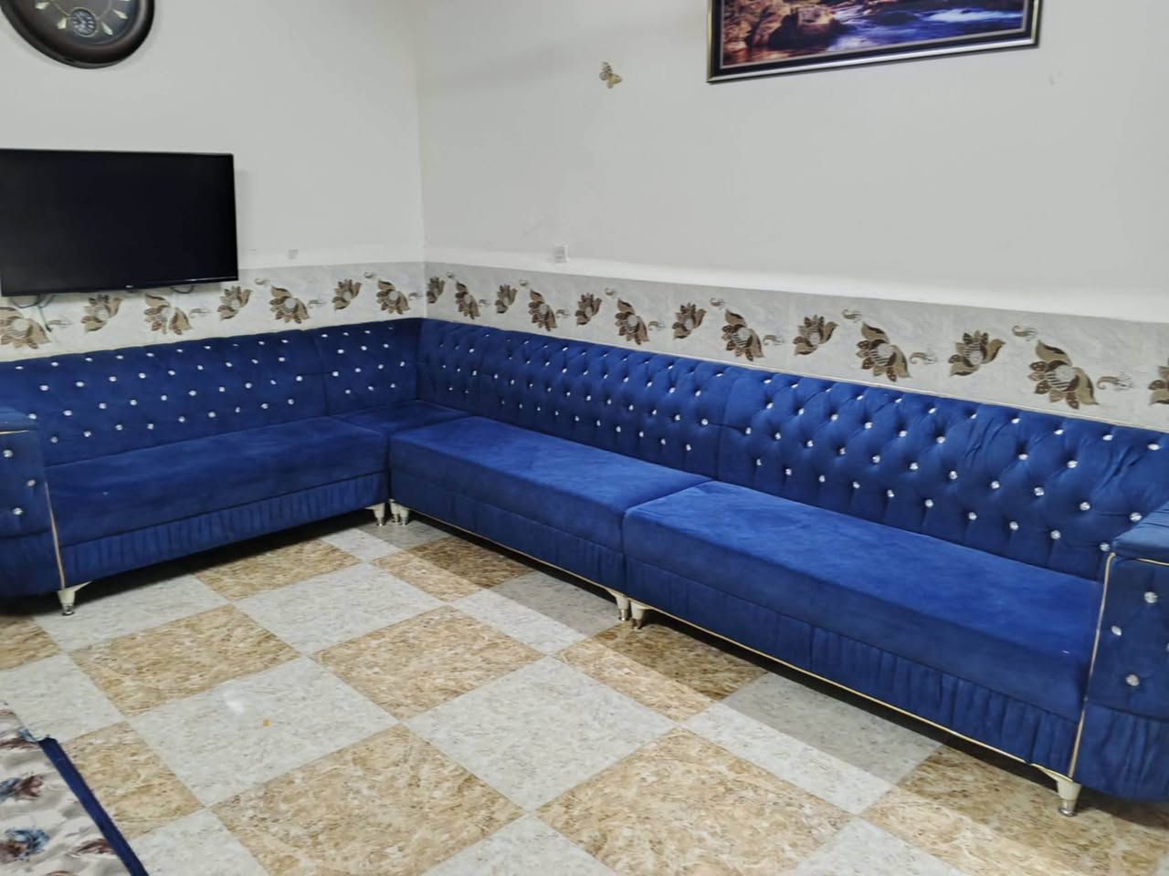 سلام عليكم
ديوان للبيع السعر 300 وبي مجال 

الرقم:***********
