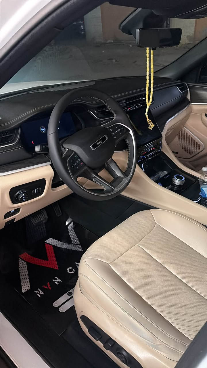 جيب كراند شيروكي 5 راكب لمتد بلص 
الموديل :2024 . (خليجي) . 
المحرك : V6.  3.6L . 

المواصفات:
أربع كامرات
بردات خليفيه 
* دفع رباعي 4x4. 
* رادار امامي مع مانع تصادم. 
* تحذير الخروج عن المسار . 
* تحذير النقطة عمياء ⚠ .
* نظام تحذير عند التقاطعات.  
* نظام تقليل الضجيج داخل المقصورة. 
* إنارة محيطية. 
* شاحن موبايل وايرلس. 
* تعديل وضعيات مقود السائق كهربائيا. 
* مرايا تعتيم ذاتي. 
* نظام الصوت من الپاين 10 سماعة. 
* ويل قياس 20 انج.
* سقف بانوراما.   
* شاشه كبيرة 10.1 انج . 
* نظام الخرائط (GPS).
* لوحة القيادة بقياس 12 أنچ. 
* كير شفتر بالستيرن. 
* كاميرا محيطية 360 درجة. 
* 4 كاميرات خارجية مع بخاخات ماء للتنظيف. 
* كاميرا للمرأة الداخلية. 
* المصابيح الأمامية LED.
* كشافات الضباب LED. 
* دخول ذكي. 
* بصمة على 5 ابواب للدخول الذكي. 
* تشغيل عن بعد.
* الصندوق الخلفي كهربائي.
* فرش المقصورة الداخلية من الجلد الفاخر.
* ذاكرة لحفظ وضعيات الجلوس للسائق. 
* المقاعد الأمامية كهربائية.
* المقاعد الأمامية تبريد وتدفئة.
* المقاعد الخفية تدفئة.
* ستائر للشبابيك الخلفية.
* حساسات امامية. 
* حساسات خلفية. 
* 5 راكب.
* مكيف خلفي مع وحدة تحكم منفصلة. 
* تدفئة ستيرن. 
* مانع تصادم خلفي.
للاستفسار 
***********
***********
