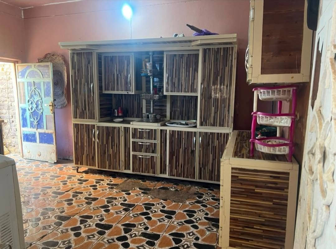 بيت للبيع طابو صرف حر مداور ثاني يوم مساحة البيت ٢٢٠ متر يتكون البيت من اربع ( ٤ ) غرف نوم ومطبخ وصاله وبراني وصحيات داخليه وخارجيه وكراج سياره البيت بناء قديم بس نضيف وعالي عن الشارع وجاهز للسكن متوفر كافة الخدمات تبليط مجاري انترنيت ضوئي العنوان قطاع عشره قريب على مدرسة احمد الوائلي سعر البيت ( ١٠٠ ) مليون وبي مجال للأستفسار على هذه الرقم  ***********
