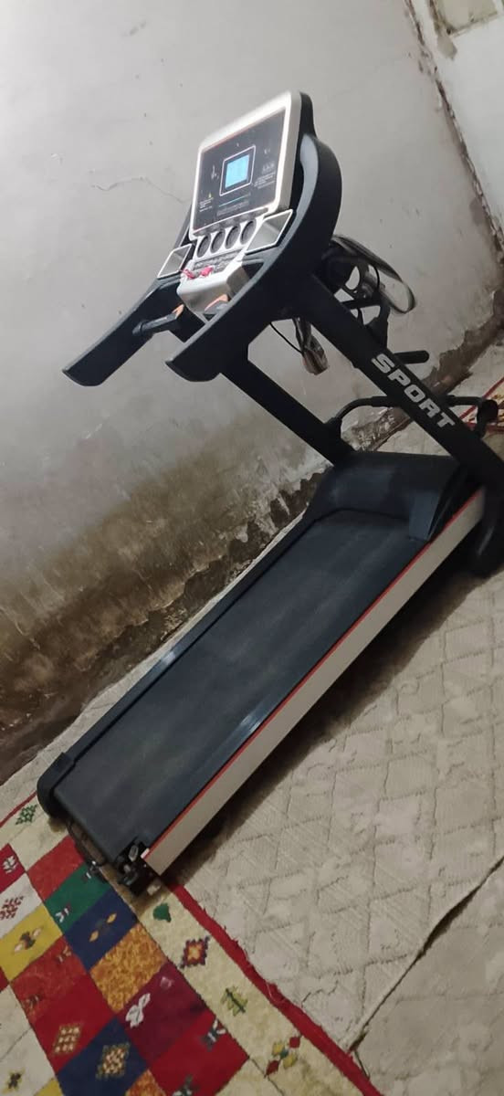 جهاز جري كهربائي ماركة سبورت مستخدم نظيف يحمل وزن ١٣٠ الى ١٢٠ كيلو بي سرعات متعددة وشاشة بيها اواكس وسماعات ومدخل يو اس بي وتحسب الوقت والمسافات المقطوعة والسعرات المحروقة وقياس نبض دكات القلب وبي حزام رجاج كهربائي لتكسير شحوم البطن السعر ٢٨٠ ألف سعر نهائي عنوان بغداد للشراي مراسلة الصفحة او الاتصال على الرقم *********** يوجد توصيل بكروة في بغداد فقط
