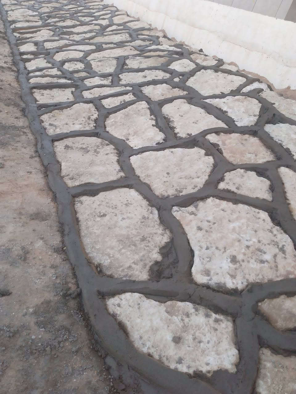السلام عليكم يوجد كادر اكساء حجر شغل درجه اولى الاتصال على هذا الرقم/***********
