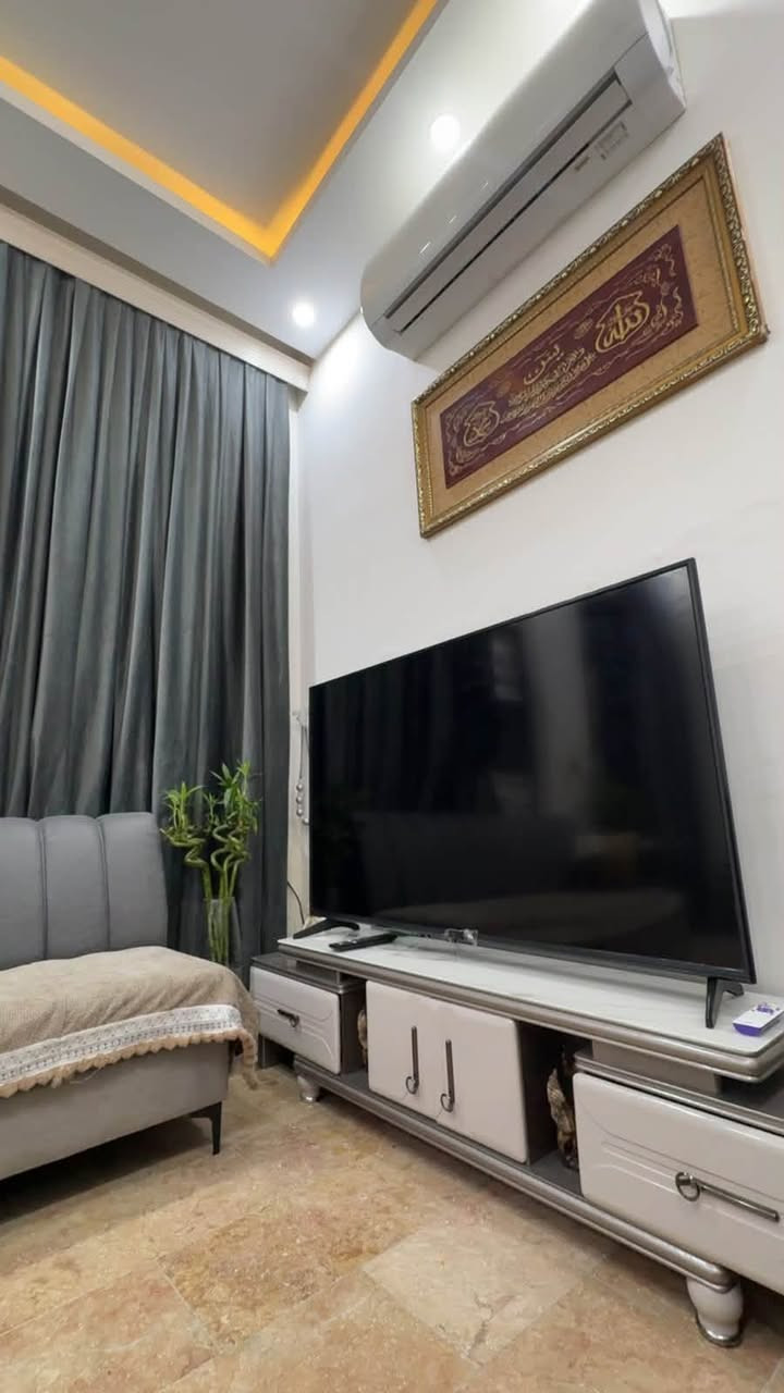 السلام عليكم اثاث صالة اخو الجديد مرتب تخم + ميز بلازمة + طبلات اثاث يجنن والله استعمالة صار شهر ونص مصار هواي 
تخم ديوان حجمة ٦ امتار ونص  التخم اخو الجديد مصار هواي مفصلتة سعره ٦٥٠وبي مجال وميز البلازمة اخو الجديد سعره ١٦٠ وبي مجال ملاحضه الميز يتكبر  والطبلات سعرهن ١١٠ وبي مجال 
رجاءاً الموً شراي ليكسر بسعرهن 
( سبب البيع تغير ديكور الصالة )للاستفسار علئ الارقام التالية واتساب  مكاني بغداد سيدية حي الاعلام 
***********
***********
