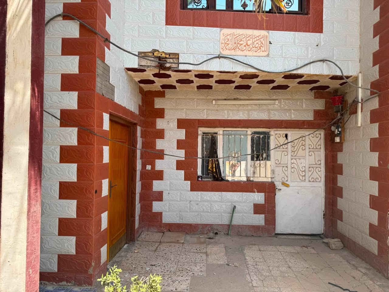 🏡 بيت للبيع - موقع ممتاز ومساحة ممتازة
الموقع: حي الحرية - مجاور مدرسة بشائر الخير
المساحة: 150 متر مربع
🌟 مميزات إضافية
 يقع مقابل المنزل ساحة واسعة يمكن استغلالها كحديقة منزلية أو كراج إضافي.
📐 تفاصيل البناء والتصميم:
 الطابق الأول:
 صحيات خارجية
 استقبال واسع
 هول داخلي (صالة)
 مطبخ
 غرفة نوم
 صحيات داخلية
 الطابق الثاني:
 غرفتين نوم
 صحيات داخلية

📞 للإستفسار والتواصل: [***********]
📍 للمعاينة والمكان المباشر: يرجى الاتصال على الرقم أعلاه
