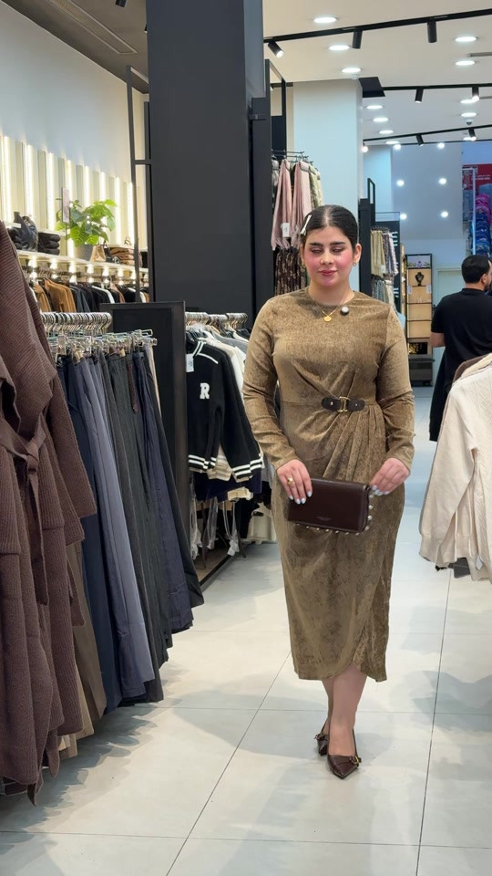 NEW COLLECTION 🍂 الموسم الجديد يبدأ من هنا 🤎 اكتشفوا مجموعة خريف وشتاء 2026/27 الآن في الكوخ للأزياء.  #الكوخ #كوخ_فرع_بغداد_الجديدة #الموضة #ستايل #الموسم_الشتائي
