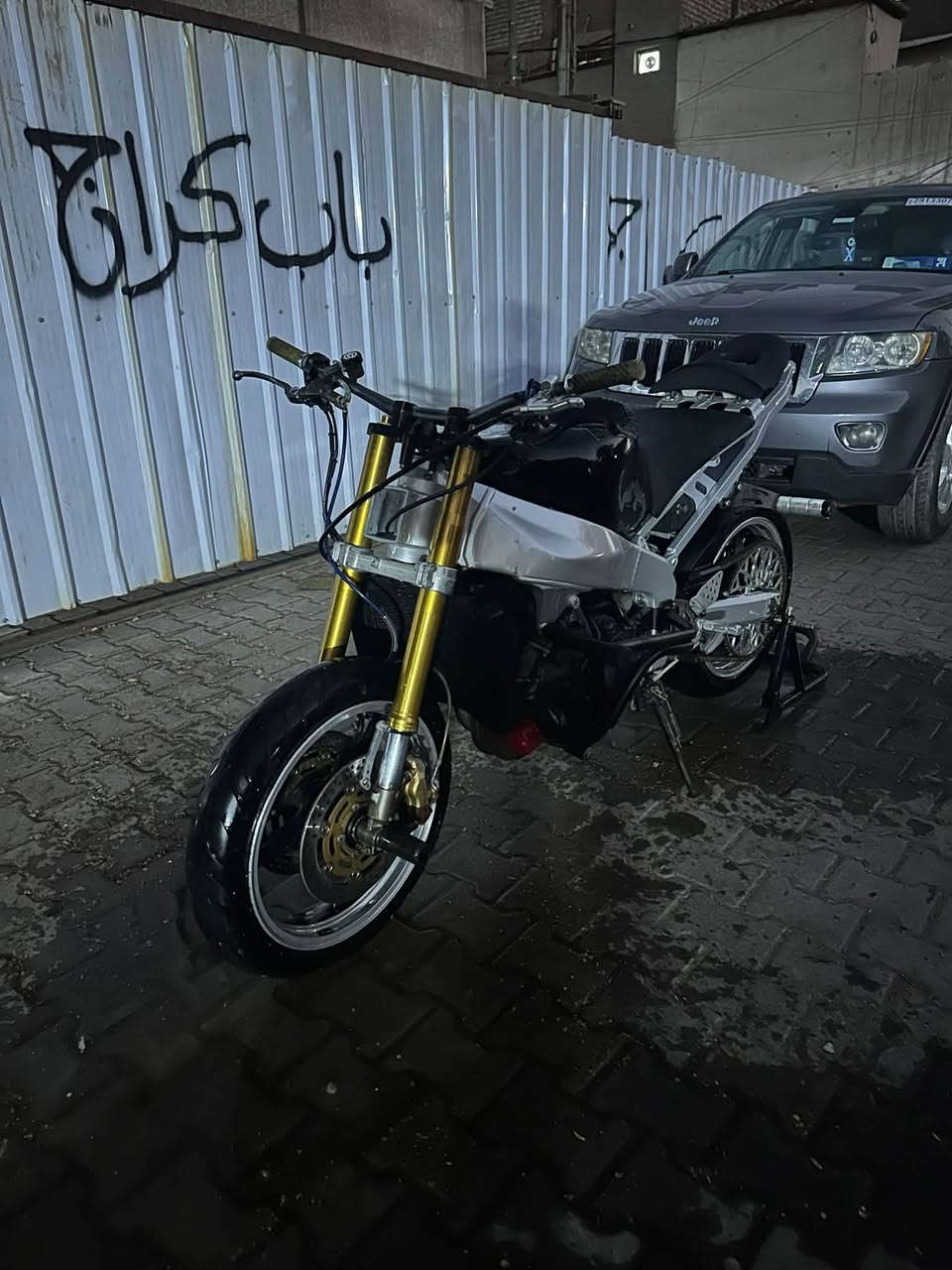 سلام عليكم شباب دراجة كاوسكي 2004636 للبيع الدراجة تخبل بمعنة الكلمة مكينة ما مفتوحة وهاون الدراجة للمعلومة تترقم اوراق ودراجة مكمركة بيهة كفر ازرك بس اني صبغت التانكي اسود كفر اعمة بجم وسمجة مكان الدراجة بغداد رقم ***********السعر ب24وبيهة مجال للشراي
