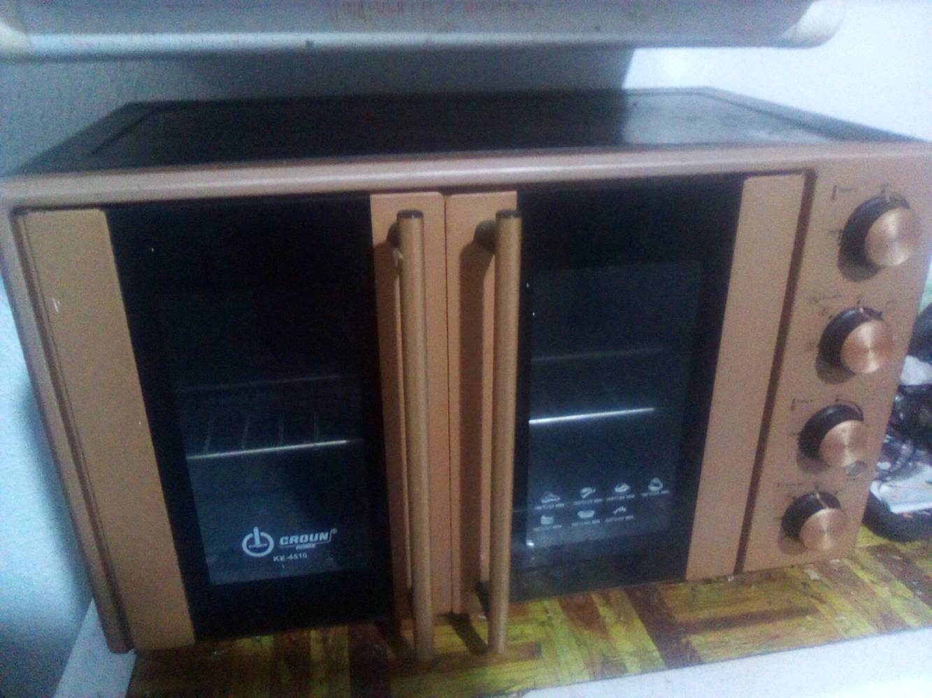 اوفن للبيع جديد مستخدم مره واحده فقط سعر 150 بس محتاجه ودا ابيعه ب اسرع وقت
الأوفن شغال 100% لو بيه أي ملاحظة أو يحتاج تصليح/تنظيف؟: 
شغال ١٠٠٪
وين موقعك بالعراق حتى المشتري يعرف شلون يستلمه؟: 
ميسان 
ويّا الأوفن أكو ملحقاته كاملة مثل الصواني والشبك والأدوات لو بس الجهاز؟: 
كامل مع الادوات 
سبب البيع شنو، وهل السعر قابل للتفاوض لو نهائي؟: 
بسبب البيع ضروف محتاجه 