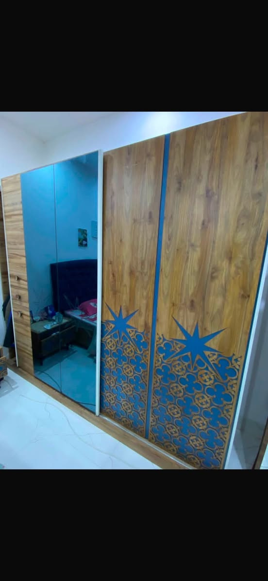 سلام عليكم عمدي غرفة نوم متكونه من 6قطع غرفة جديدة قبل 9اشهر اشتريتها جديدة ولله لا مضروبه لا بيهه كسر كلشي مابيها مكاني اربيل سايدين لاوان سعره 325 رقم واتساب ***********
