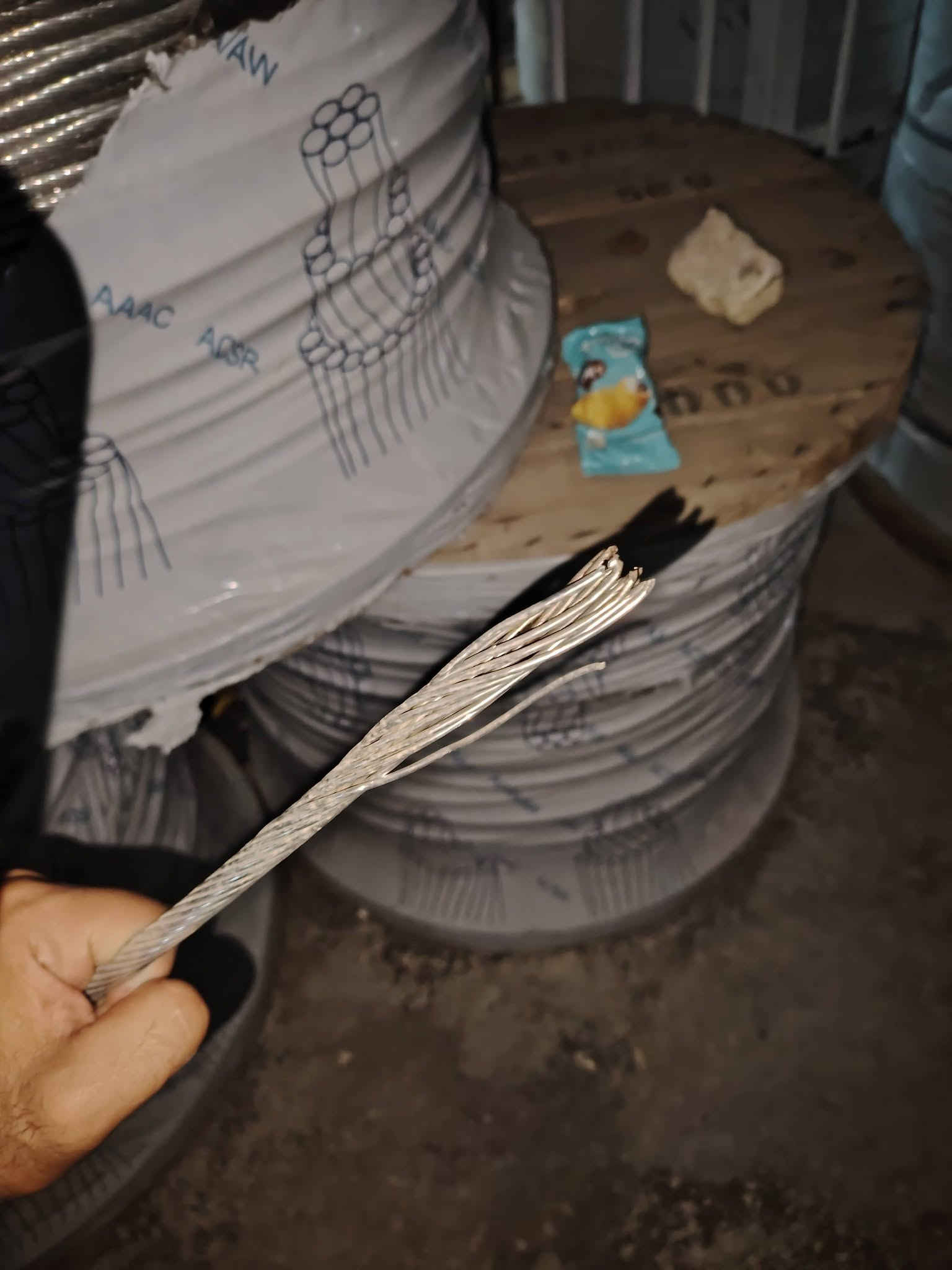 **شركة الرسول *
**لتصنيع أعمدة الكهرباء والأسلاك** ⚡

نقدم لكم أجود المنتجات المصنعة بكفاءة عالية لتلبية احتياجاتكم:

♦️ **أعمدة الكهرباء المتوفرة (مصبوغة وجاهزة):**

1. **عمود مدور واطي:** سمك 3 ملم | طول 9 متر.
2. **عمود مدور واطي:** سمك 3 ملم | طول 8 متر.
3. **عمود مدور عالي:** سمك 3 ملم | طول 11 متر.
4. **عمود مشبك واطي:** سمك 5 ملم | طول 9 متر.
5. **عمود مشبك عالي:** سمك 5 ملم | طول 11 متر.
6. **أعمدة مغلونة (مشبك + مدور):** خاضعة لفحص وزارة الكهرباء وبجميع القياسات (العالي والواطي).

♦️ **المواد والملحقات الكهربائية:**
🔹 أسلاك عالية الجودة وفق المعايير العالمية.
🔹 فناجين (واطي وعالي) لتلبية كافة المتطلبات.
🔹 براكيتات تثبيت قوية وموثوقة.
🔹 كتاوت لنك فيوز بمعايير أمان معتمدة لضمان السلامة.

✅ **خدماتنا المتكاملة:**
(تجهيز — نصب — تسليك — توصيل سريع إلى جميع محافظات العراق)

📢 مستعدون لتجهيز دوائر الدولة، المشاريع الاستثمارية، والمزارع.

📞 **للتواصل والاستفسار:**
*********** 
*********** واتساب 
 

💬 راسلنا الآن عبر الواتساب أو ماسنجر للطلب والاستعلام.

🚚 **خدمة التوصيل السريع متوفرة لأي مكان في العراق!**
هو
