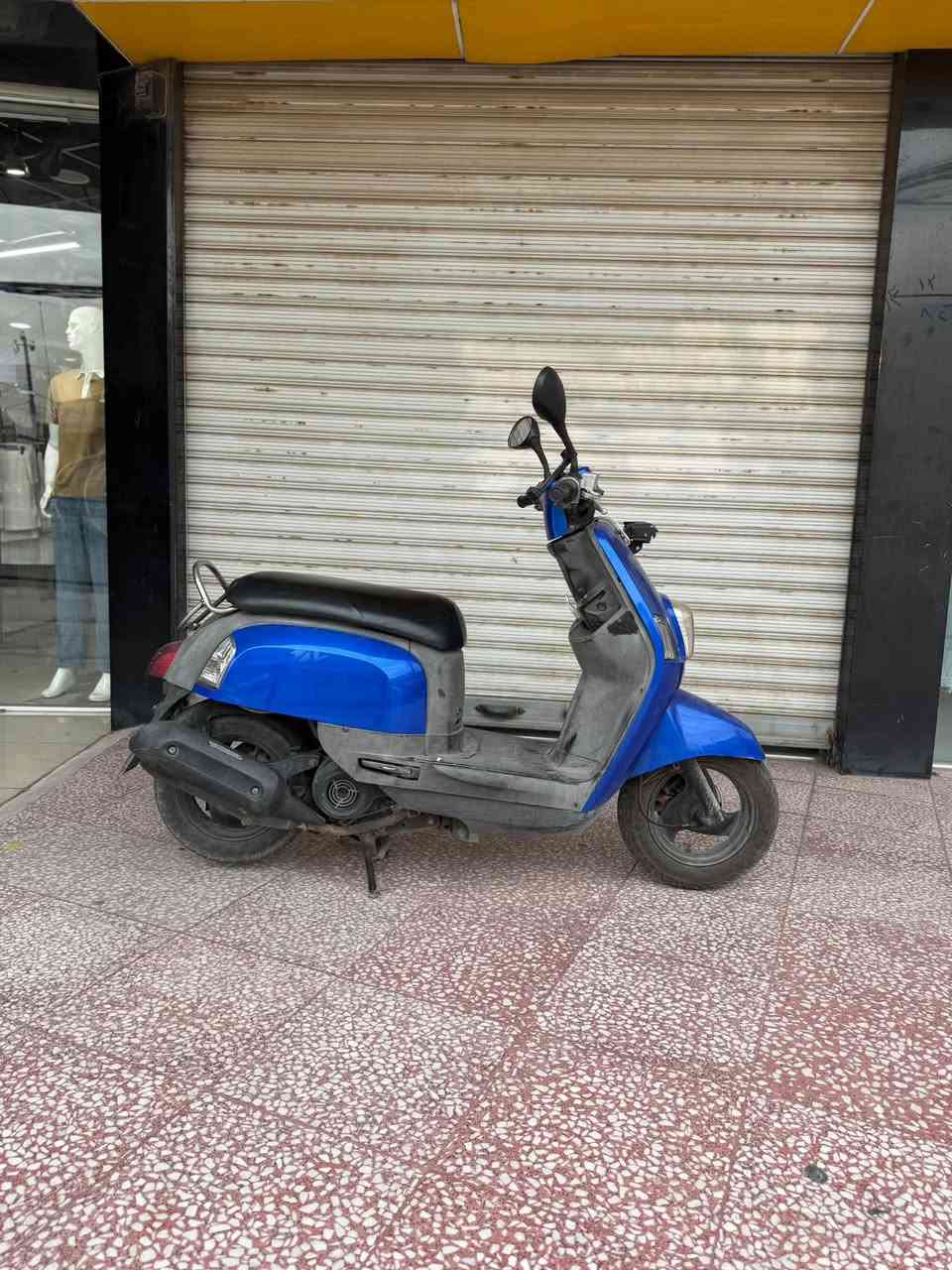 سلام عليكم ماكس بولسي كابريتر كفرات اصليه لو ابيض مختمه للي يشتري ياخذ البيض ولي بدراجه الازرق دراجه مابيهة اي نقص من كهربائيات من كلشي سلف هندر. كله شغال اي نقص مابيهة 
عداد سرعا عداد بانزين⛽️ شلعتهة قويه معدل حلو صافي مابيهة رجفه 
سعر الدراجه. ٨٥٠ الف المو شراي لا يطبلي  
*********** بغداد الدوره
