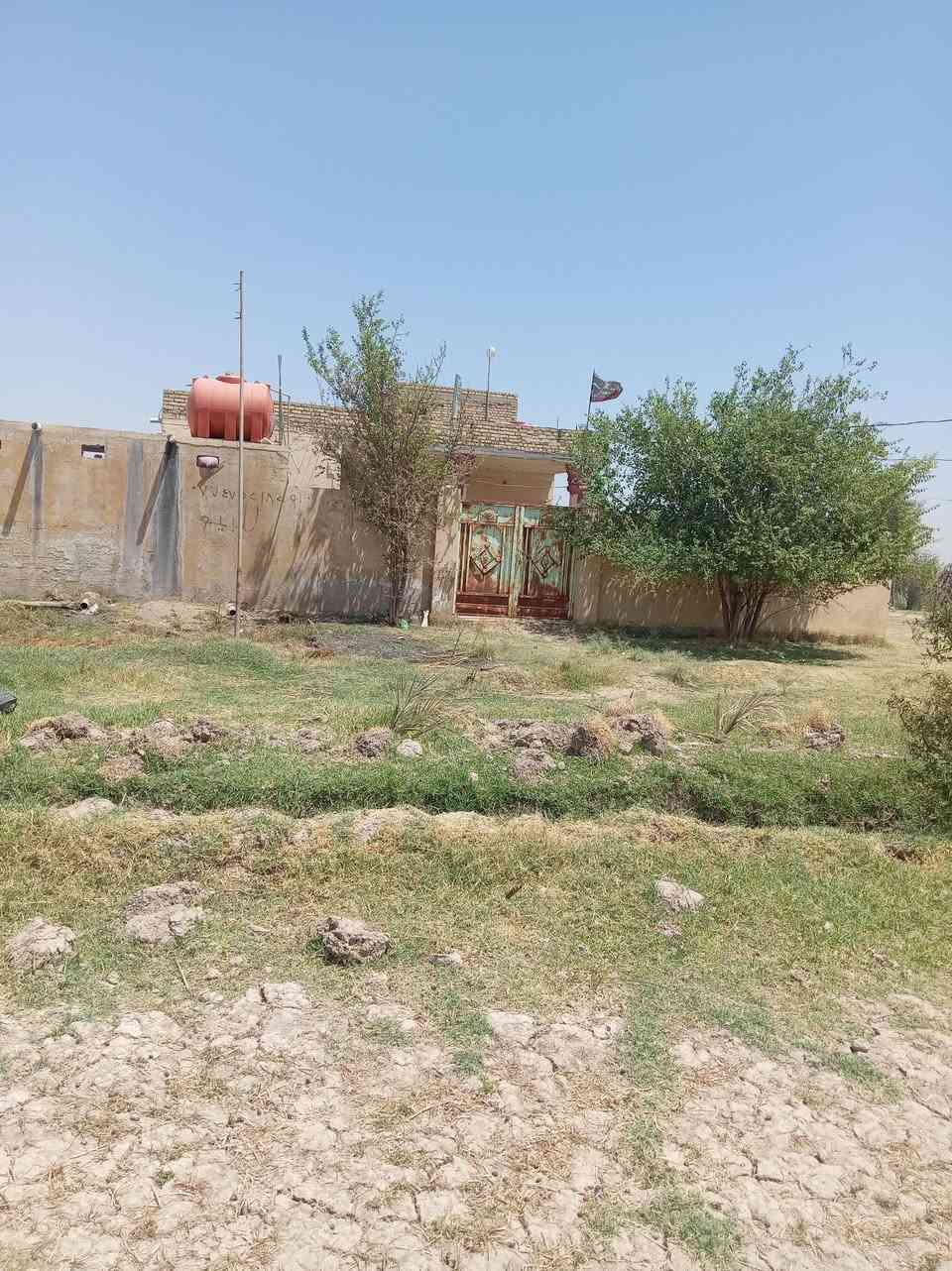 السلام عليكم بيت للبيع يحتوي على غرفتين نوم مع صاله مع مطبخ مع ديوانيه مع صحيات خارجيه مع كاع 20 دونم على طريق بعير قريةحمادي مايه من بعير غطاس يسكيه تصال على هاذه رقم ***********
