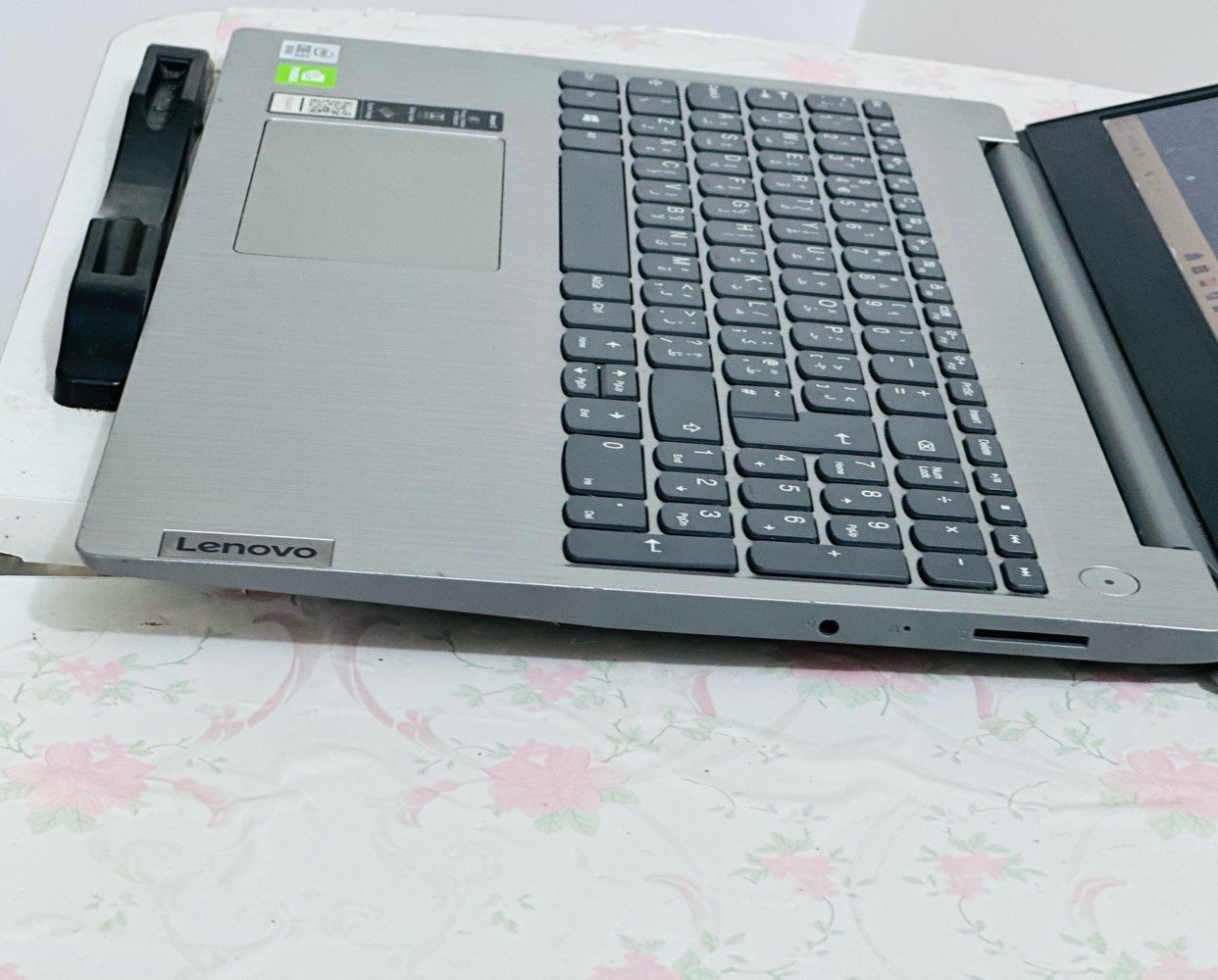 Lenovo IdeaPad Slim 3
لابتوب لينوفو مستعمل بحالة  الزيرو | استخدام قليل لبحث التخرج فقط خالي تمامًا من أي خدش أو عيب .

 المعالج: 
Intel Core i5-1035G1 | الجيل العاشر
 RAM: 8GB DDR4
 التخزين:مزدوج
• 128GB NVMe SSD
• 1TB HDD SATA
 كارت الشاشة:مزدوج
• Intel UHD Graphics
• NVIDIA GeForce MX330 2GB منفصل
 الشاشة: 
15.6” | FHD 1920×1080 | IPS | 60Hz

 نظام التشغيل: 
Windows 11 Pro | مفعّل ومحدّث

المميزات والملحقات:الشاحن الأصلي مع لاصق حماية شفاف للشاشة من أول يوم 
 Privacy Shutter لغلق الكاميرا
                                                          صوتيات Dolby Audio 
 جميع المنافذ تعمل بكفاءة: 
HDMI / USB / AUX
مع تقرير مفصل لحالة البطارية