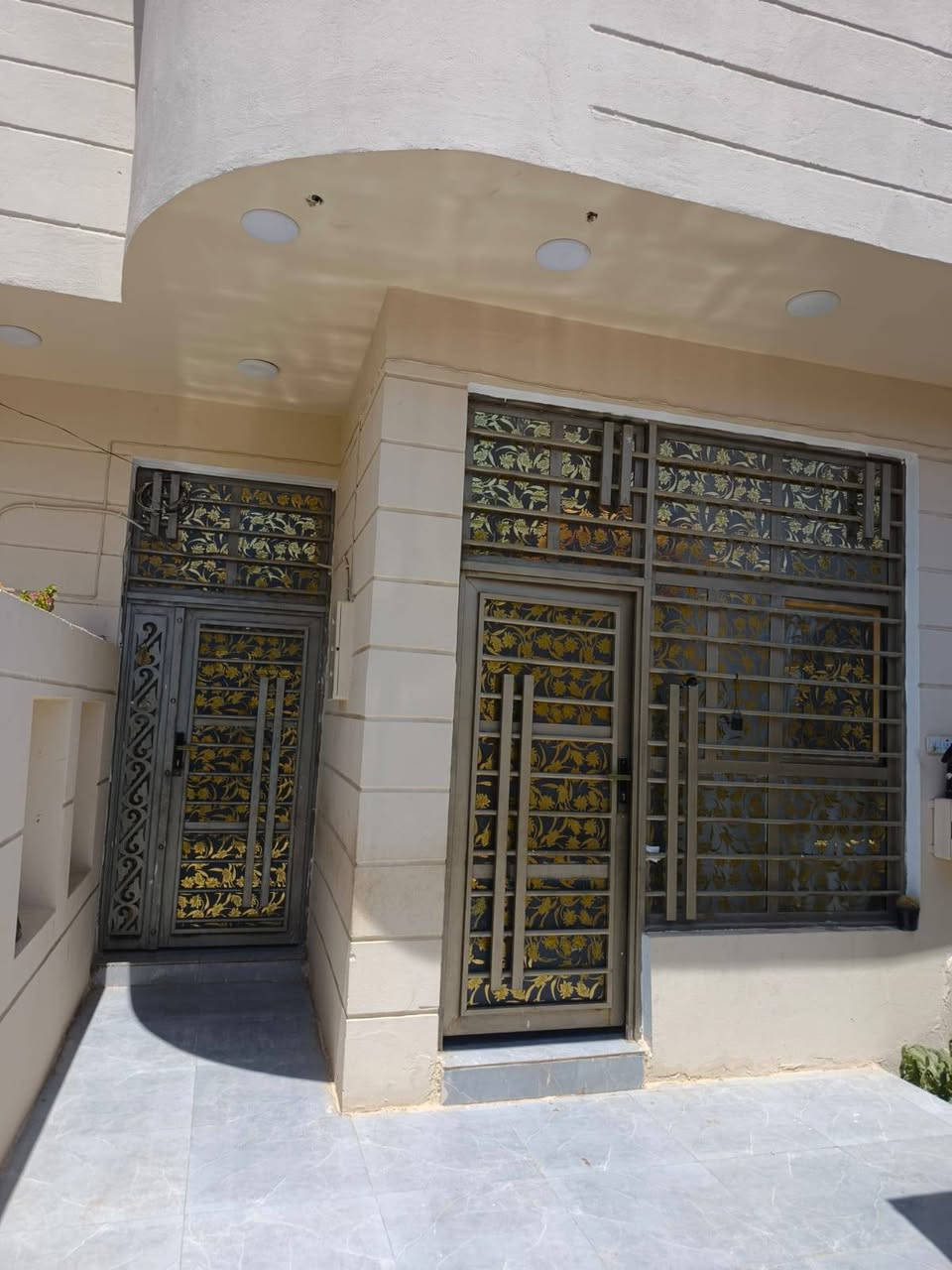 السلام عليكم بيت 210 متر طابو صرف مطلوب مبادره ٤٥ بل يد ٨٥ المبادره تسدد ٢٥٠ الشهر البيت مقسوم نصين غرفتين جوه وغرفه فوك ينباع بيت واحد الان طابو واحد واجه ١١ متر *********** حي العسكري ٢ خلف جامع الحسين شارع الخباطات الصب ٥ بيت عن الشارع الصب
